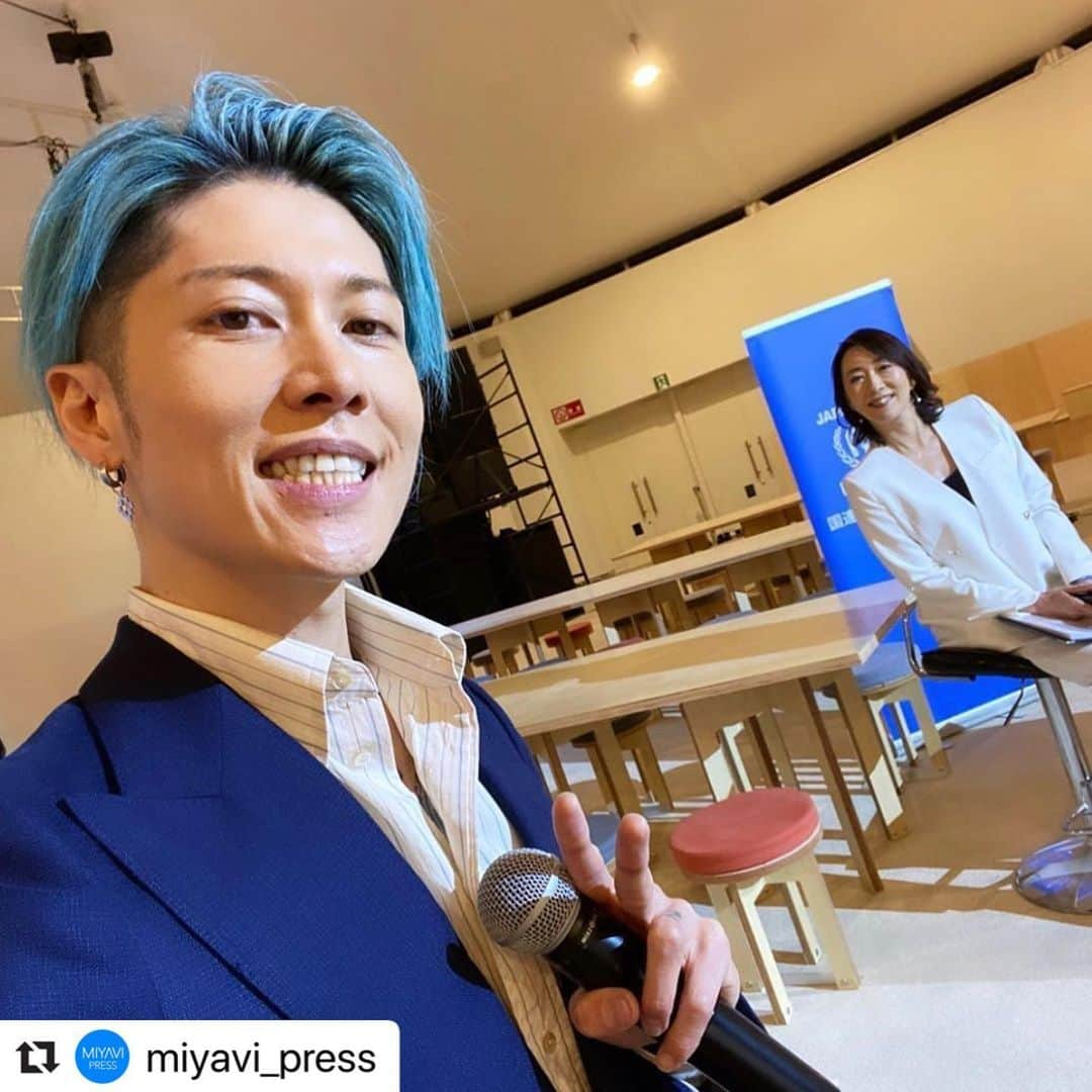 長野智子さんのインスタグラム写真 - (長野智子Instagram)「#Repost @miyavi_press with @make_repost ・・・ 『6.20 #世界難民の日】👀💙 #WILL2LIVE #メインパーソナリティー #お疲れさまでした 🙌 . “with @naganotomoko at #WILL2LIVE music 2020. 本番前に 📸” Photo from @miyavi_ishihara on Twitter . . ≪配信を終えて、メインパーソナリティーを務めた長野さんとTwitter内でやりとりされています≫ . 👨🏻‍🎤：長野さん、改めてお疲れ様でした！昨日は一緒ですごく心強かったです。先輩にがんばって着いていきました（笑）ひきつづき報道ディレクターとしての任務、よろしくお願いします。 https://twitter.com/miyavi_official/status/1274476712907042816 . 👩🏻：こちらこそありがとうございました！MIYAVIさんの熱い思い、言葉、優しさがビシビシ伝わる名ＭＣでした。（少しクセになった？笑）これからも引き続きよろしくお願いします。 https://twitter.com/nagano_t/status/1274513118501036032?s=21 . . 📣Archive配信あります‼️ 国連UNHCR協会YouTube公式アカウント 👉youtu.be/M-SnA9a1F2s . #一人ひとりにできることを #EveryActionCounts #MIYAVI_UNHCR #GWA_MIYAVI🧢」6月21日 12時35分 - naganotomoko