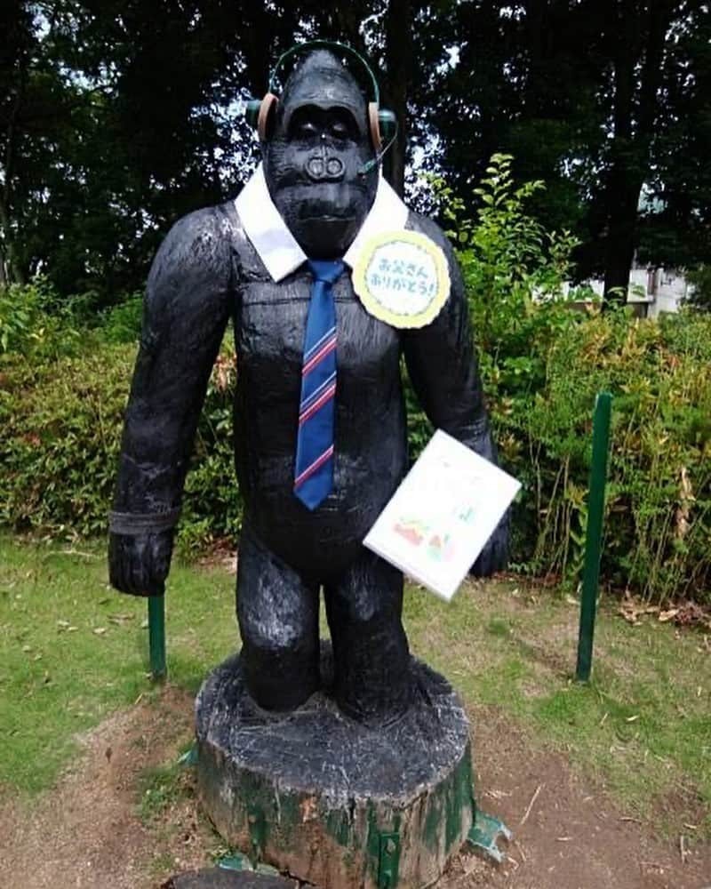 のインスタグラム：「父の日ですね  世の中のおとうさん いつもありがとうございます！  公園のゴリラさんも父の日仕様になっていたそうです。  ちなみに母の日も  ゴリラさんもいつもありがとうございます。  #父の日 #母の日 #地元の #ゴリラ #母から #送られてきた #写真」