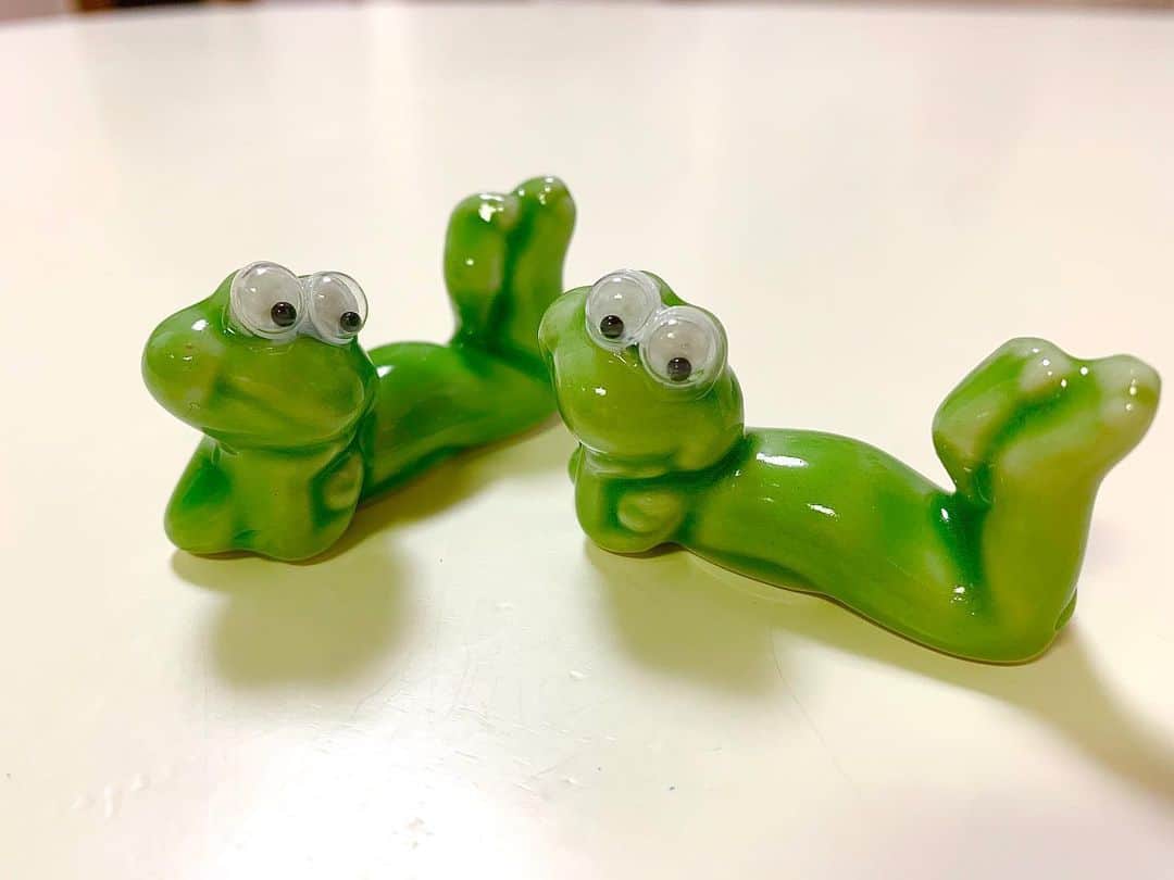 秋山ゆずきのインスタグラム：「一目惚れした箸置きさん🐸 1匹じゃ可哀想だったので お仲間も連れて帰ってきました🐸🐸 梅雨ですね☔  子供の頃からカエルが大好きで 田舎に遊びに行った時 父と弟と虫かごいっぱいにカエル捕まえて持って帰ってきて こっそり弟と家のお風呂で遊ばせてたら ママにバレて怒られた事があります。  懐かしいです🐸  そんな父の日。 🐸  #カエル #箸置き #父の日」