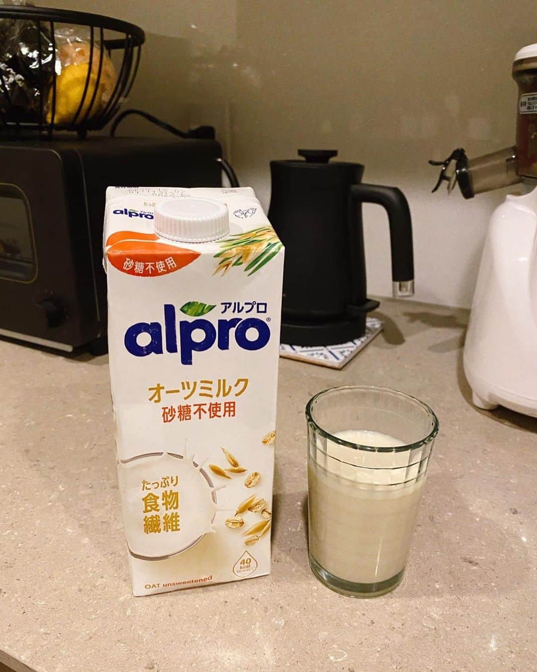 田中里奈さんのインスタグラム写真 - (田中里奈Instagram)「冷やし坦々麺はじめました🍜﻿ ﻿ 久々の #たなかご飯。﻿ この前オーツミルクのALPRO @alpro_jp のトークショーに出演した時に教えてもらった坦々麺を、暑いので冷やしアレンジで✨﻿ 牛乳や豆乳で作る坦々麺のレシピを探して、オーツミルクに変換して作りました。﻿ 一緒にトークをした栄養士の先生がお出汁の代わりにオーツミルクを使ったって話してて、絶対美味しそうだなって思ってたけど、想像以上に美味しくてスープまでペロリ。 肉味噌辛めにしたから、オーツミルクを飲みながら食べたらちょうど良かった😂﻿ ﻿ ちょっと前に腸活のために始めたゆるふわオートミール生活がきっかけで出会えたオーツミルク✨﻿ 食物繊維もたっぷりだし、元々豆乳とかアー乳とか植物性ミルクに目がないけど、味はダントツでオーツミルクが好きかも…💛 腹持ちもいいからおやつの代わりに飲んだり、味も美味しいしでしばらく私の中でオーツミルクブームが続きそうです🥛﻿ ﻿ #アルプロ #オーツミルク #食物繊維 #おうち時間 #アガる #pr #おうちご飯 #坦々麺」6月21日 13時05分 - tanakaofficial