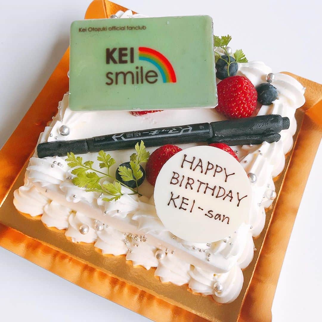 音月桂さんのインスタグラム写真 - (音月桂Instagram)「BIRTHDAY CAKE 2♡2♡  ファンクラブ会員証と お名前書きに使っていたマッキーのペンが乗ってるーっ ☺︎ そっくりかわゆい！！ ！ KEIsmileの皆さまからいただきました♡  #ケイスマイラー  #みんな愛してるよぉ #luvu #本物と比べてみました #birthdaycake」6月21日 12時58分 - keiotozuki_official