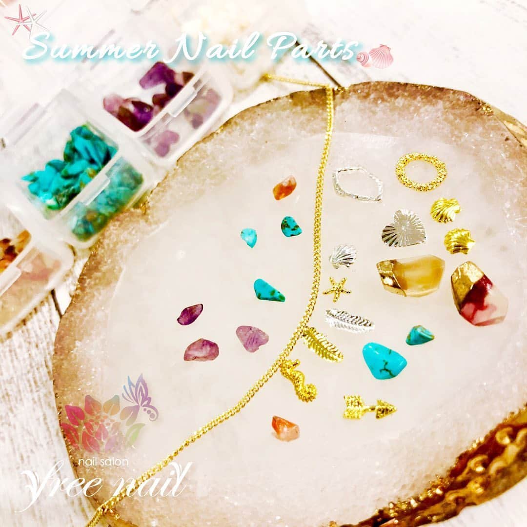 free nail フリーネイルのインスタグラム：「. ━━━━━━━━━━━━━━━━━ 𓇼Summer Nails Parts of freenail𓇼 ━━━━━━━━━━━━━━━━━ . ジェルネイルをもっと素敵に、キレイに、楽しくしてくれるのがネイルパーツ🧚🏻‍♀️🌙 . freenailでは、ヒトデや貝殻、タツノオトシゴなどのチャームや、ターコイズなどの天然石、夏色シェルストーンなど、 #夏ネイル にピッタリの素敵なネイルパーツを多数ご用意しております➳❥𓇼𓇽💠✨ . #シンプルネイル のワンポイントや、こだわりの #デザインネイル にも、お好みのネイルパーツで心が弾む自分だけの夏ネイルに🌞🌻🐠 . そしてなんと、夏ネイルに欠かせないこれらのパーツ、freenailなら《追加料金なしの乗せ放題》🙆🏻‍♀️💗 . 🍧10本フリーアート：¥5800- 🍨パラジェル10本フリーアート：¥6700- などのコースでご利用ください💁🏻‍♀️💗 . その他、追加料金なしで手軽に楽しめるキャラクターや3Dパーツも多数ご用意しております🙋🏻‍♀️🍀 . . ※施術時間内に完成するネイルアートは追加料金無しでご利用いただけます。 ※細やかな手書きアートを要するネイルをご希望の場合、事前にご連絡ください。 ※キャラクター3Dなど、お客様のご希望に合わせて事前に作成する必要のあるものについては追加料金をいただく場合がございます。予めご連絡ください。 . . トレンドの夏ネイルパーツで、ハンドもフットも夏ネイルをもっと楽しもう☺️🌻🌺 . . 女性のための『自由な空間』 トータルビューティーサロン『free nail』 . #フリーネイル #freenail #ネイル #ネイルアート #ネイルサロン #大阪ネイルサロン #ネイルデザイン #ネイルチェンジ #ジェルネイル #パラジェル #ネイルパーツ #トレンドネイル #シェルストーン #シェルストーンネイル #サマーネイル #summernails #nailsart #nailsalon #eyelashextensions #eyelashsalon #美甲 #日式美甲 #日式美甲胶 #日本美甲师 #日本美甲老师 #美甲上课 #日本胶」