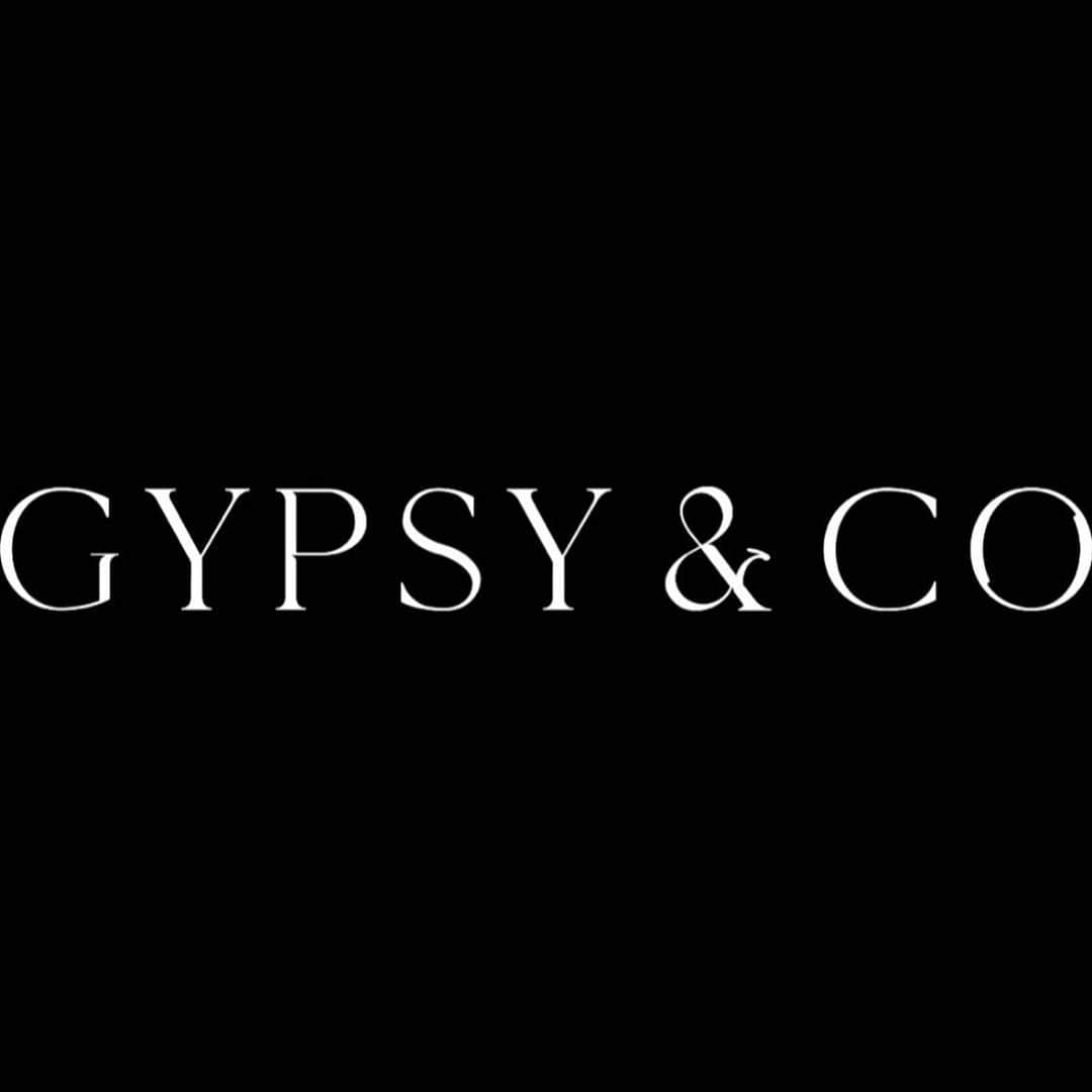 藤本奈月のインスタグラム：「GYPSYにいこう。 定住する必要はない、世界を渡り歩こう。 GYPSYでなくてもいい。 留まるも良し、自由だよ。 福岡、東京、ニューヨーク、ロンドン、パリ、タイ、香港、シンガポール、イタリア、どこにだっていける、モデルの仕事。 「GYPSY&CO」 ドットは付けなかった。 私の名前、思入れのある「月」 ウサギを連想させる、月とウサギ、私と母、娘たち。 Co.とは違うんだ。そんなのぱっと見わかんなくたって、いいんだ。 私の思い入れだからさ〜。 会社を立ち上げて知った、社会の仕組み。 モデルだけじゃ味わえなかった、「社会の一員感」 大成した訳ではないけど、20年培ってきた、モデルとして生きてきた、知識や感覚を役に立つと思ってもらえれば尚幸い。 モデルをメインに、色々な事にチャレンジ。 挑戦する為の場所、踏み台の場所。」