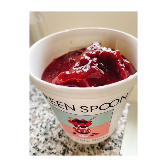 田中美保さんのインスタグラム写真 - (田中美保Instagram)「待ちに待った @greenspoonjp  がやっとこ届きましたぁ♡  保存料など無しの冷凍のスムージーが届くの♡♡♡ ずっと気になってて… 1カ月待ってようやく手元に😚  今の自分に合ってる野菜やフルーツを見つけれるテストもあるから 沢山あるレシピの中からでも 選びやすい🥣🥣🥣 さっそく届いたのをミキサーにかけて…  私よりも美意識の高い夫が食し… "おいしい"  とご満悦でしたw  朝ごはんにしても、オヤツにしても、食べすぎた次の日の夜ご飯にしてもいいよね〜！！ 私は12個セットの毎月便で 夫6個　私6個の好きなレシピを注文しました❣️ #スムージー #greenspoonjp  #美味しい #美意識」6月21日 13時08分 - miho12tanaka