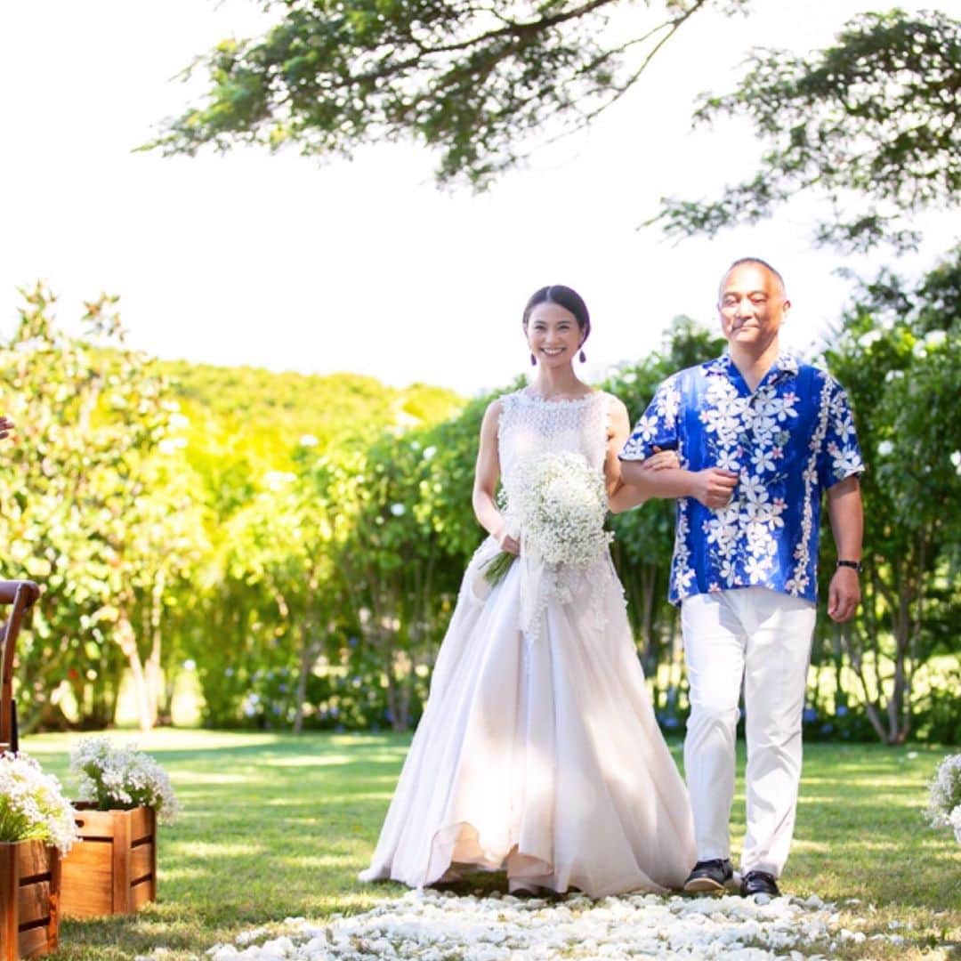 ベストブライダル公式 ハワイウエディングさんのインスタグラム写真 - (ベストブライダル公式 ハワイウエディングInstagram)「﻿今日は「父の日」♡﻿ みなさま日頃の感謝のお気持ちは﻿ 伝えられましたか？﻿ ．﻿ プルメリアガーデンの﻿ ガーデンチャペルでの挙式のワンシーン♩﻿ ハワイの開放的な自然に囲まれて﻿ 満面の笑みの花嫁さま♡﻿ お父様の幸せをかみしめるような笑顔も﻿ とても印象的です＊*﻿ ．﻿ バージンロードは﻿ 今まで歩んできた人生の道のりと言われています。﻿ 人生で出会った大切な方々に﻿ 結婚式の日だからこそ伝えられる﻿ 感謝のお気持ちを伝えて﻿ 絆が深まるウェディングを…♡﻿ ．﻿ Area:ハワイ﻿ Chapel:#プルメリアガーデン﻿ . ⠀﻿ --------- ⠀﻿ ▼公式HPはプロフィールのリンクもしくはこちらからCHECK！ ⠀﻿ https://bestbridal-resort.jp/ ⠀﻿ ---------⠀﻿ 『#ベストブライダルリゾート』のハッシュタグをつけて 結婚式当日のお写真や準備のお写真をぜひ投稿してくださいね＊ ⠀﻿ 公式IGでリグラムされるかも♡ ⠀﻿ ---------⠀﻿ . ⠀﻿ #ウェディングフォト ⠀﻿ #ブライダルフォト ⠀﻿ #前撮り#後撮り ⠀﻿ #ロケーションフォト ⠀﻿ #エンゲージメントフォト ⠀﻿ #プレ花嫁#卒花 ⠀﻿ #関西花嫁#関東花嫁 ⠀﻿ #ロケーション撮影 ⠀﻿ #2020冬婚 #2020秋婚 ⠀﻿ #2020夏婚 #2021春婚 ⠀﻿ #日本中のプレ花嫁さんと繋がりたい ⠀﻿ #リゾートフォト#リゾート挙式 ⠀﻿ #ハワイウェディング #フォトウェディング⠀﻿ #チャペル挙式#リゾート婚 ⠀﻿ #リゾートウェディング﻿ #父の日﻿ #ガーデン挙式﻿ #ガーデンウェディング﻿ #バージンロード﻿ #邸宅ウェディング」6月21日 13時09分 - bestbridal_overseas