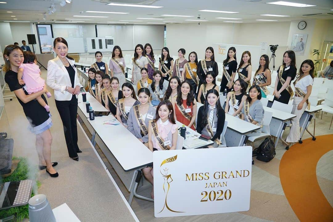 ミス・グランド・ジャパンさんのインスタグラム写真 - (ミス・グランド・ジャパンInstagram)「. MISS GRAND JAPAN 2020 MGJ LESSON（6.20） . . 『こころの健康』 〜ピンチに遭遇したときこそチャンスが生まれる！自らが変われば環境を変えられる！〜 YOSAの馬面社長にご講義いただきました。 . 『ありがとうございます』の反対は『あたりまえ』 その『あたりまえ』の中に、不平不満文句が生まれる。 「感謝」の大切さに改めて感じました。 .  YOSA*: 「真の健康」について深く取り組み、独自に商品開発し、身体と同様に心と経済の健康も大切であることを提唱している会社です。 @yosa.co . . ★Photo by  Japan Art Entertainment  @japan_art_entertainment . . #yosa.co #ヨサパーク　#yosapark #馬面社長 ‪#MISSGRANDJAPAN #MGJ  #女性起業家‬ #自立女子. #japanartentertainment  #missgrandinternational #SDGs #top3beautypageantoftheworld #harukaoda #missgrandjapan #mgj #世界三大ミスコン　#ミスグランドジャパン #ミスグランドジャパン2020  #湊谷亜斗林 #起業女子 #ビジネス女子 #吉井絵梨子 #女性の社会進出 #成長できるミスコン #起業支援 #ベンチャー  #オンライン」6月21日 13時09分 - missgrandjapan