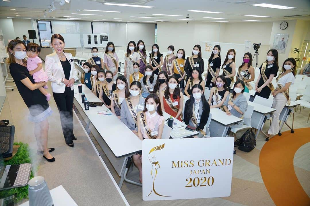 ミス・グランド・ジャパンさんのインスタグラム写真 - (ミス・グランド・ジャパンInstagram)「. MISS GRAND JAPAN 2020 MGJ LESSON（6.20） . . 『こころの健康』 〜ピンチに遭遇したときこそチャンスが生まれる！自らが変われば環境を変えられる！〜 YOSAの馬面社長にご講義いただきました。 . 『ありがとうございます』の反対は『あたりまえ』 その『あたりまえ』の中に、不平不満文句が生まれる。 「感謝」の大切さに改めて感じました。 .  YOSA*: 「真の健康」について深く取り組み、独自に商品開発し、身体と同様に心と経済の健康も大切であることを提唱している会社です。 @yosa.co . . ★Photo by  Japan Art Entertainment  @japan_art_entertainment . . #yosa.co #ヨサパーク　#yosapark #馬面社長 ‪#MISSGRANDJAPAN #MGJ  #女性起業家‬ #自立女子. #japanartentertainment  #missgrandinternational #SDGs #top3beautypageantoftheworld #harukaoda #missgrandjapan #mgj #世界三大ミスコン　#ミスグランドジャパン #ミスグランドジャパン2020  #湊谷亜斗林 #起業女子 #ビジネス女子 #吉井絵梨子 #女性の社会進出 #成長できるミスコン #起業支援 #ベンチャー  #オンライン」6月21日 13時12分 - missgrandjapan