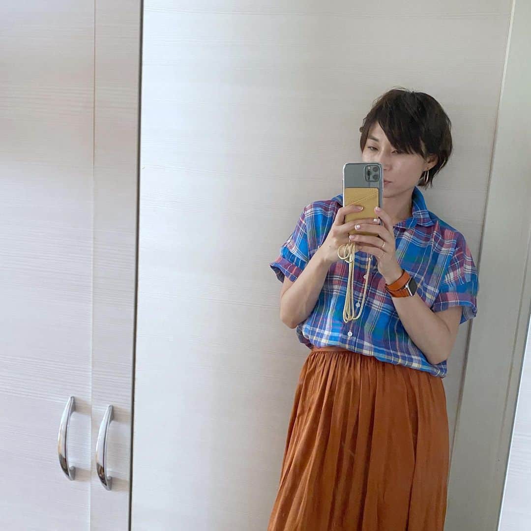 Yukarisuminoさんのインスタグラム写真 - (YukarisuminoInstagram)「フランク＆アイリーンのシャツはずっと欲しいなぁと思いながらも、長袖で可愛いなと思った無地のものを羽織ったら、私が着ると「うん、なんか普通。ユニクロにもありそう」的な感じになってしまって、着こなしむずいなぁ高嶺の花か（ ; ; ）と諦めかけたその時、半袖のマドラスチェックのこの子と目が合った。 半袖、、、かわいい？半袖シャツよ？アリ？ とか チェック派手か！！！クセ強いかな。 とか 頭をよぎったけれど、逆にこのチェックだから無地じゃなくてフランク＆アイリーンぽさ出るかも？！ 一旦トライしてみようかと試着したところ、襟の開き具合のこなれ方よ！！！これがフランク＆アイリーンの実力か！ ボトムスだって、このチェックに入ってる色なら何でもあうという万能選手。もちろん白もイケる。 私はネイビーのテロテロパンツと合わせさせてもらったのだけどそれがまた可愛くて。ただ完全に予算オーバーの為ボトムスは連れて帰れず。 合わせるボトムスは、主にスカートです。デニム合わせるとカジュアルに寄りすぎちゃうので、パンツならワイドパンツとかその辺り。プリーツスカート、フレアスカート、レースタイトスカートなんでもイケるぞぉーーそれは。すごいアイテムかもしれない。大切に着て、娘に譲りたい（笑）でもそれまでに私が着倒す予定だからあげれないかも。  @storeroom_musashikosugi で購入しました！ @frankandeileen #frankandeileen #フランクアンドアイリーン #フランクアイリーン #夏コーデ #チェックシャツ #マドラスチェック アラフォーファッション #ママファッションプチプラ #ママ #コーディネート #アラフォーコーディネート #アラフォーママコーデ  #locari #jマダムのおしゃれ  #小学生ママ #きれいめカジュアル」6月21日 13時20分 - yukarisumino