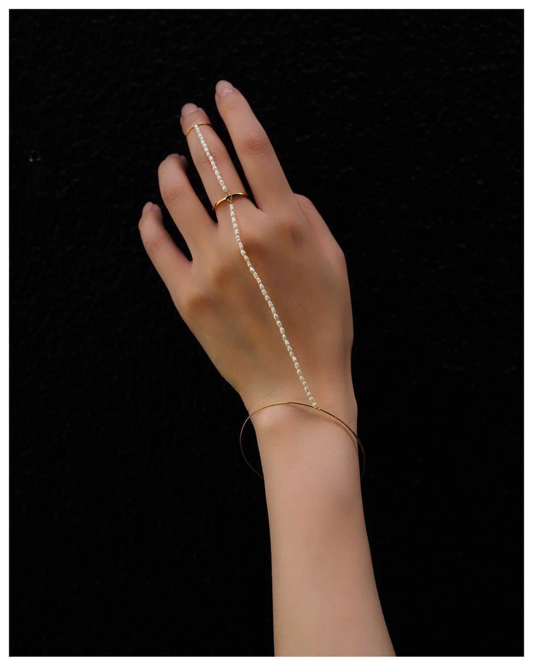 鈴木えみさんのインスタグラム写真 - (鈴木えみInstagram)「@lautashi Perl finger braceletが受注スタートです。 小さな淡水パールを指に沿わせて...🤍 シルバー/ゴールドの2色、2サイズ展開。 ストーリーズにリンクを貼りつけてありますのでご覧ください。」6月21日 13時21分 - emisuzuki_official