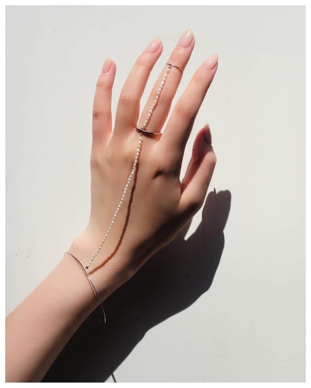 鈴木えみさんのインスタグラム写真 - (鈴木えみInstagram)「@lautashi Perl finger braceletが受注スタートです。 小さな淡水パールを指に沿わせて...🤍 シルバー/ゴールドの2色、2サイズ展開。 ストーリーズにリンクを貼りつけてありますのでご覧ください。」6月21日 13時21分 - emisuzuki_official