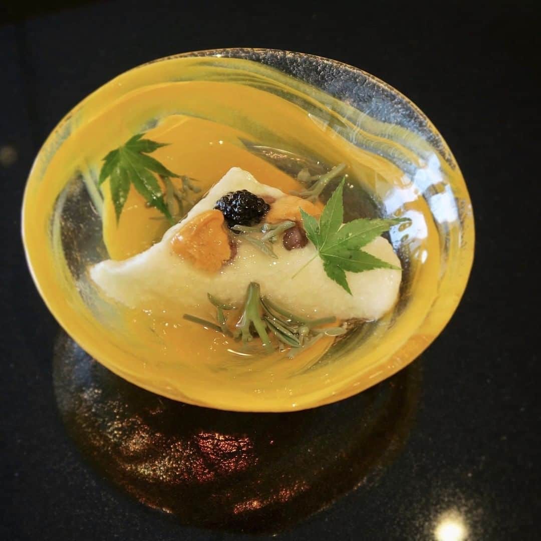 ヒルトン大阪 Hilton Osakaさんのインスタグラム写真 - (ヒルトン大阪 Hilton OsakaInstagram)「雲丹とキャビアが彩る水無月豆腐。やまのいもの爽やかな食感が、涼を感じる逸品です。「川梅(KawaUme)」にぜひお越しくださいませ。  LINEのお友達に最新情報を配信 →【ヒルトン大阪 ダイニング】で検索 ======================= #ヒルトン大阪 #大阪 #川梅 #懐石 #鮨 #寿司 #すし #日本料理 #大阪グルメ #梅田グルメ  #HiltonOsaka #Hiltonhotel #KawaUme #Sushi #JapaneseRestaurant #Japanesecuisine」6月21日 13時29分 - hiltonosaka