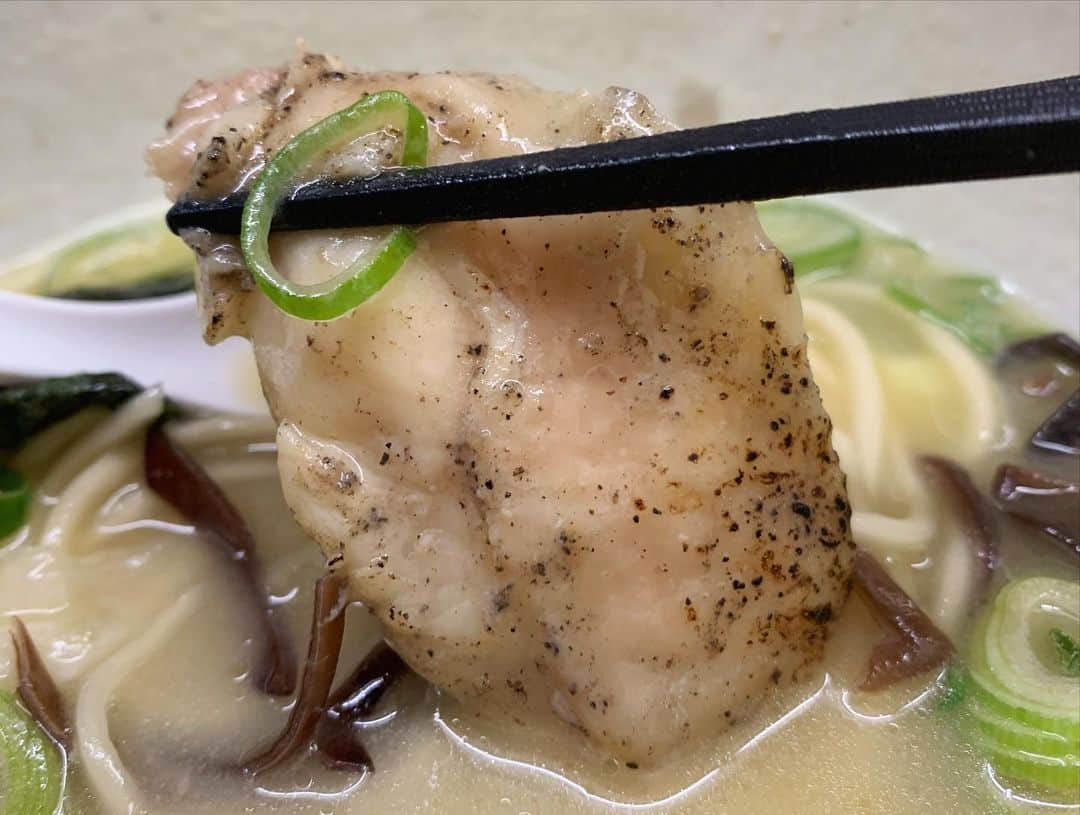SUSURUさんのインスタグラム写真 - (SUSURUInstagram)「麺や 福一@千葉県成田市 鶏白湯 塩ラーメン 千葉・成田市にお店を構える、TRY（東京ラーメンオブザイヤー）鶏白湯部門で毎年1位を獲得する超有名店です🍥 ポタージュのようなトロリと濃厚なスープは鶏の旨味が詰まっていて、後味はサッパリ！ 中細の麺は歯切れが良く、鶏白湯スープともよく絡みます。 ジューシーな鶏チャーシューなどトッピングも豊富で美味しくいただけました🐓 #susuru_tv #麺や福一 #千葉 #成田市 #うまい  #ラーメン #らーめん #ramen #ラーメン部 #ramennoodles #毎日ラーメン生活 #麺スタグラム #japaneseramen #japanramen #foodstagram #foodie #noodles #instanoodle #instaramen #instafood #susururecommended #鶏白湯ラーメン #千葉ラーメン」6月21日 13時38分 - susuru_tv