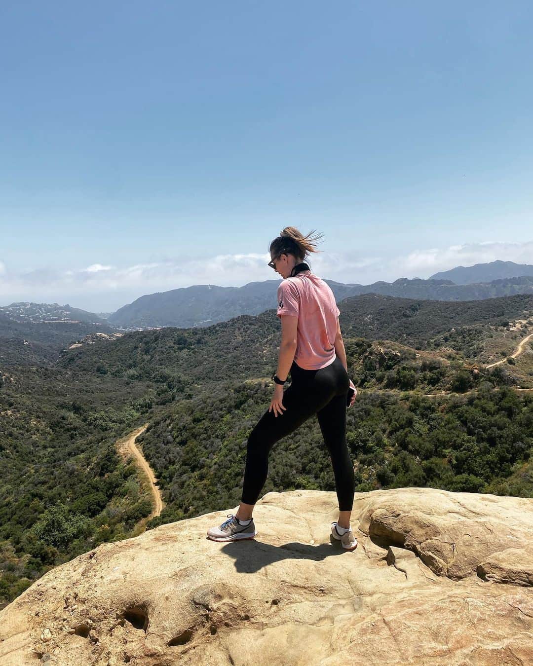 マリア・シャラポワのインスタグラム：「Hiking 🥾’s and a 🐻. I guess it’s the weekend ☀️」