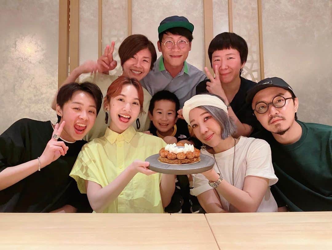 レイニー・ヤンのインスタグラム：「謝謝我最愛的大家 在我農曆生日前夕替我慶生🥰我們這群朋友不走溫馨感性路線 總是喜歡上演吐槽大會 但是彼此的感情又深又長 謝謝你們總是挺我 支持我 真心希望我好😚 在這也祝同為雙子座的Nonie生日快樂 我超愛你們❤️ （生日過完了啦 不會再有生日發文了 哈哈哈 到底有完沒完） #bff #friendshipforever」