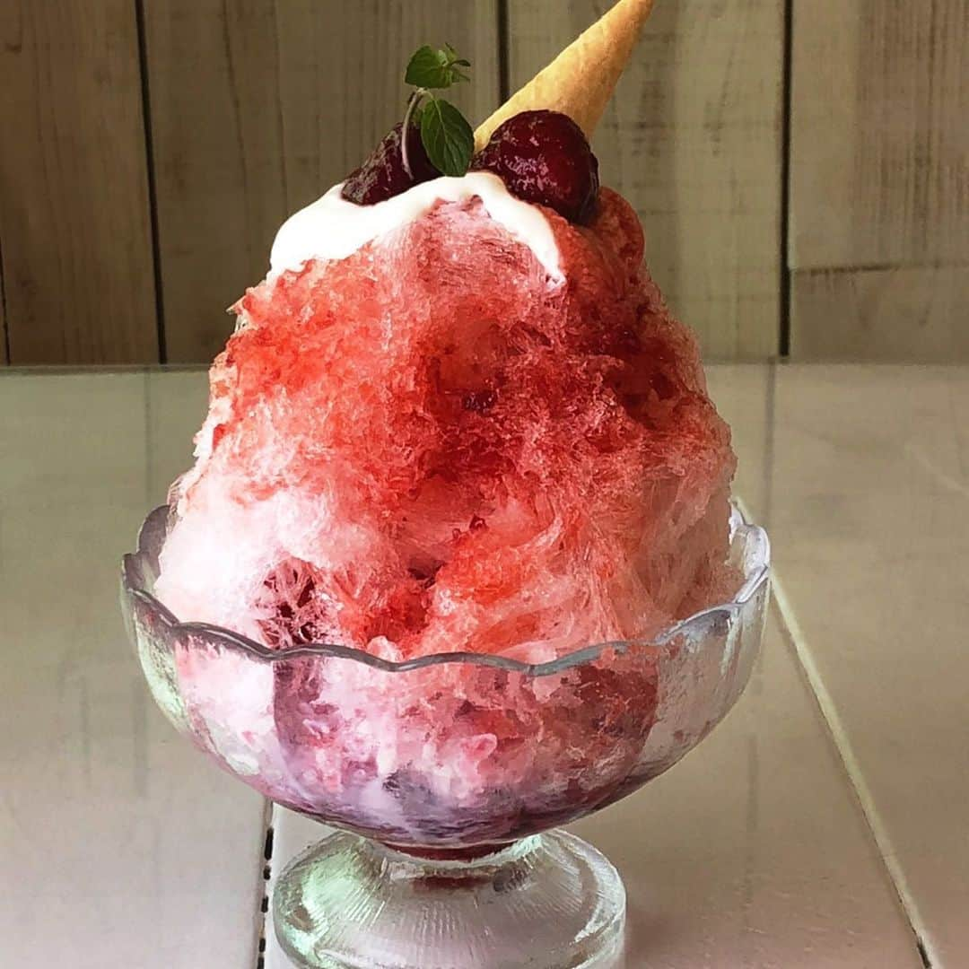 ケーキ&カフェ 海風堂のインスタグラム：「かき氷始めました！ 🍓ベリーベリー ベリーのソースと自家製バニラアイスを入れ、特製苺ソースをかけました！  #かき氷 #カフェ #スイーツ #shaveice #イチゴ #苺 #ベリー #市川 #南大野 #海風堂」