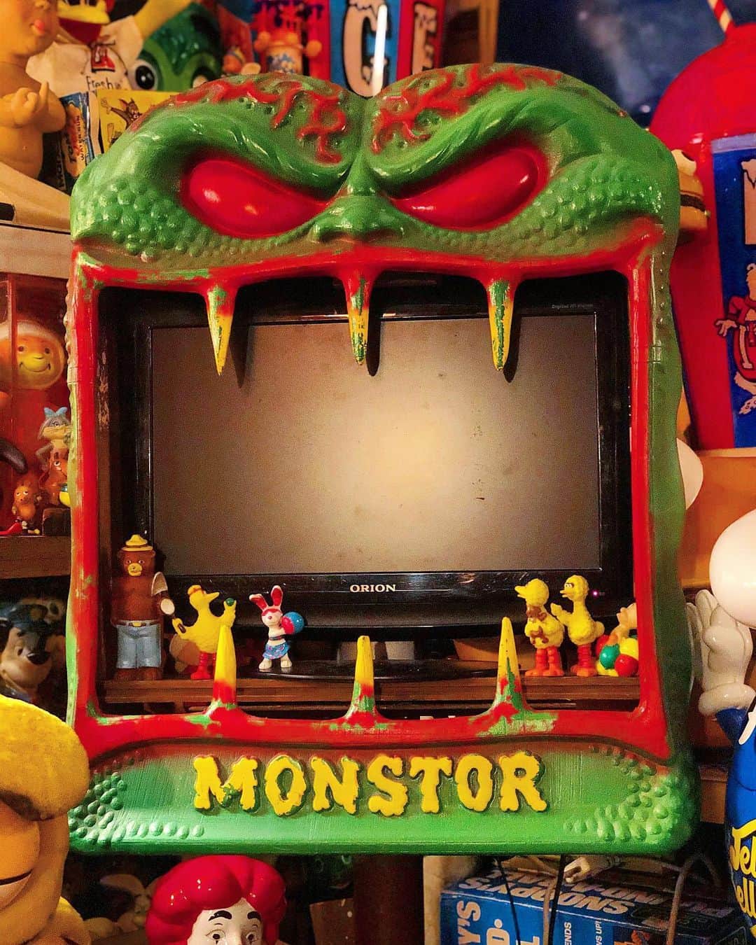 大川知英のインスタグラム：「88's Vendall Monstor 4 Slot Gumball Vending Machine Keys & Stand🧟‍♂️ 完品だったが中身を吐き出し19インチテレビ が食われてモンスターTVにズッポシ🧘🏼‍♂️ 毒々しさと牙の邪魔さがupi-🤡❗️ #Vendall #monstor#gumball#key&stand #vendingmachine#vintage #88s #完品#毒々しい #モンスターTV#牙が邪魔#upi#最高 #amecajiboys#takatsubase#アメトイ部 #YouTube」