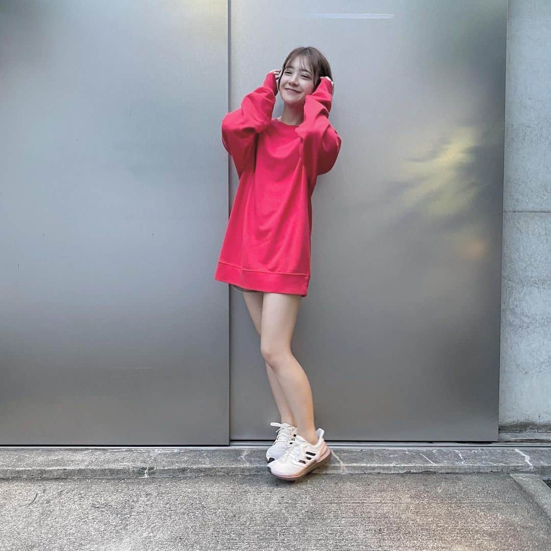 谷岡美沙紀さんのインスタグラム写真 - (谷岡美沙紀Instagram)「﻿ お天気良くて暑かったり﻿ 曇ってきて肌寒かったり﻿ 洋服が難しいです🥺🥺🥺﻿ ﻿ ﻿ ﻿ ﻿ ねえ赤い服大好きなの。﻿ これは @marni  のスウェット。おっきめ買って﻿ だるんときてるよ🥰﻿ ﻿ ﻿ ﻿ ﻿ ﻿ ﻿ ﻿ ﻿ ﻿ ﻿ ﻿ ﻿ ﻿ ﻿ ﻿ ﻿ #marni #マルニ#メイク#ショートヘア#ショートアレンジ#サロモ#モデル#作品撮り#ポートレート#スウェット#l4l#makeup#portrait#port#セルフネイル #make#hair#model#giri#おしゃれさんと繋がりたい #ootd#followｍe #instagood #likeforlikes #like4likes #f4f #いいね返し #透明感メイク﻿ ﻿」6月21日 13時53分 - misakitanioka_official