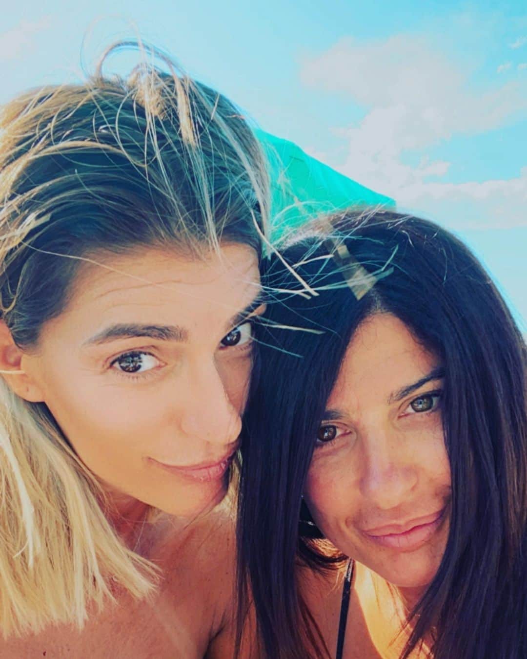 フランチェスカ・ピッチニーニのインスタグラム：「Summer 2020 ❤️ #sister  #love  #home #family」