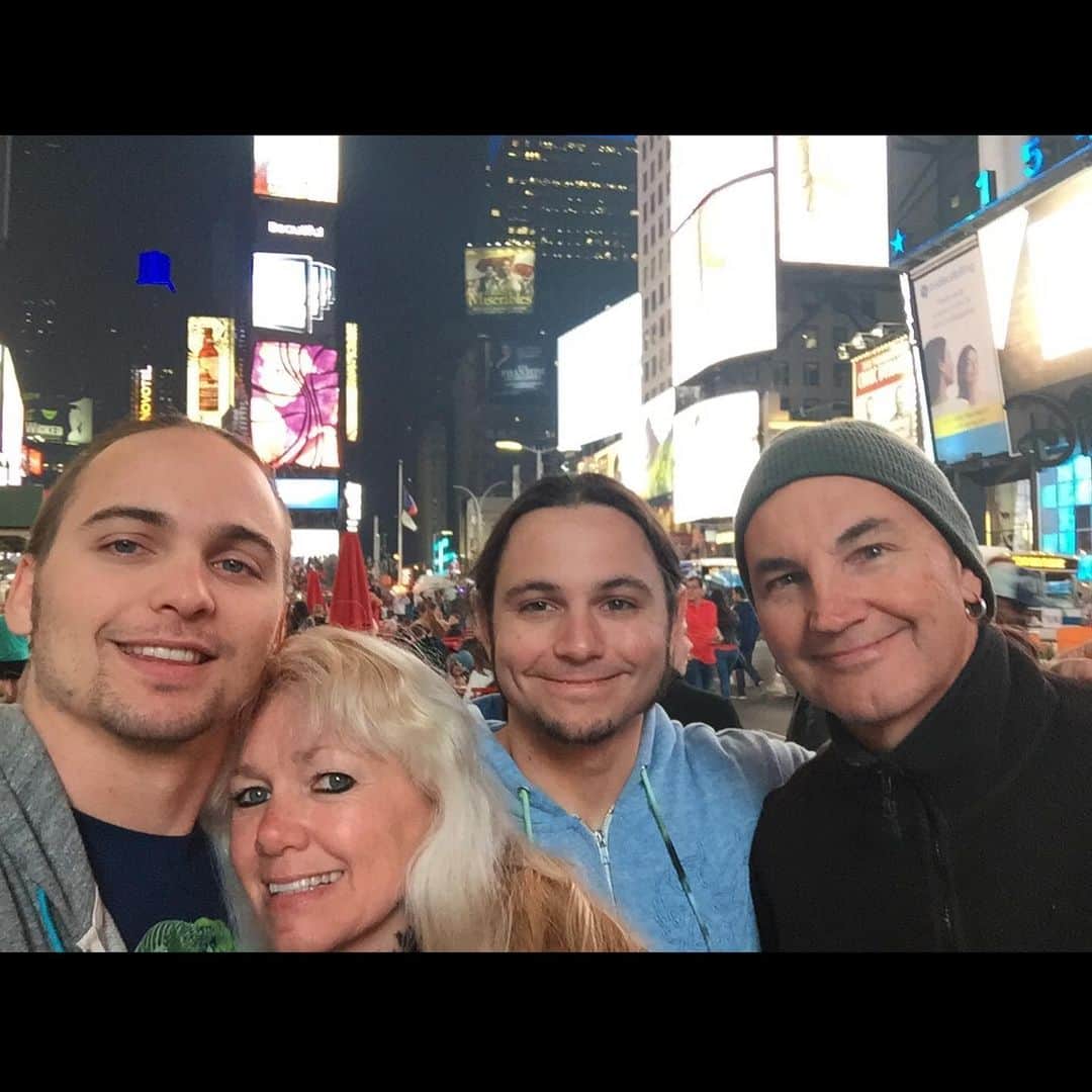 ニック・ジャクソンのインスタグラム：「Happy Father’s Day!」