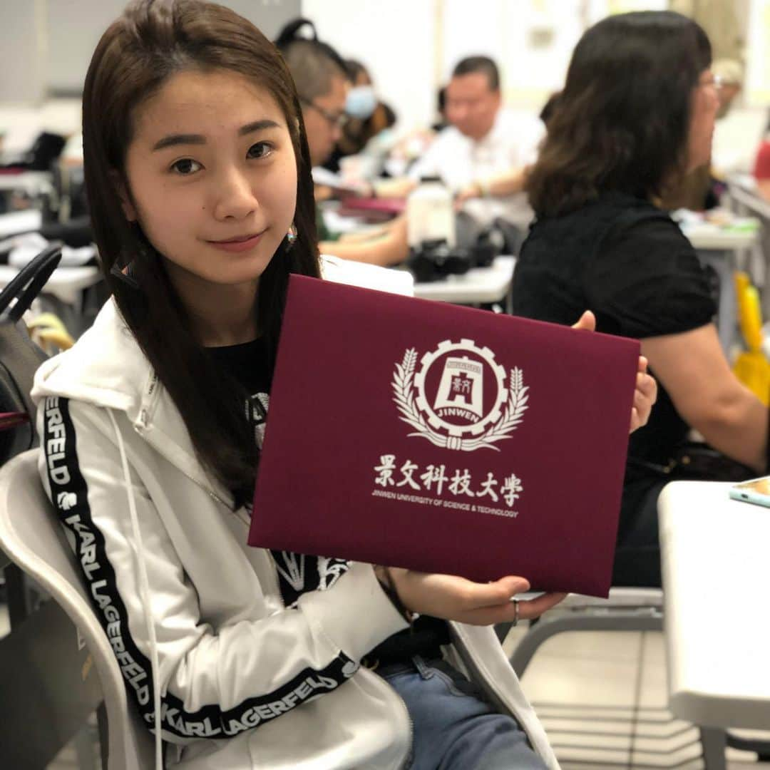 曹志イさんのインスタグラム写真 - (曹志イInstagram)「🎓🎓🎓👏🏻👏🏻👏🏻」6月21日 23時25分 - skating250