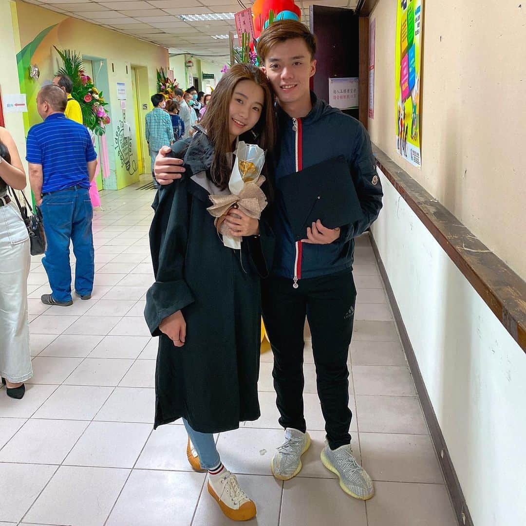 曹志イのインスタグラム：「🎓🎓🎓👏🏻👏🏻👏🏻」