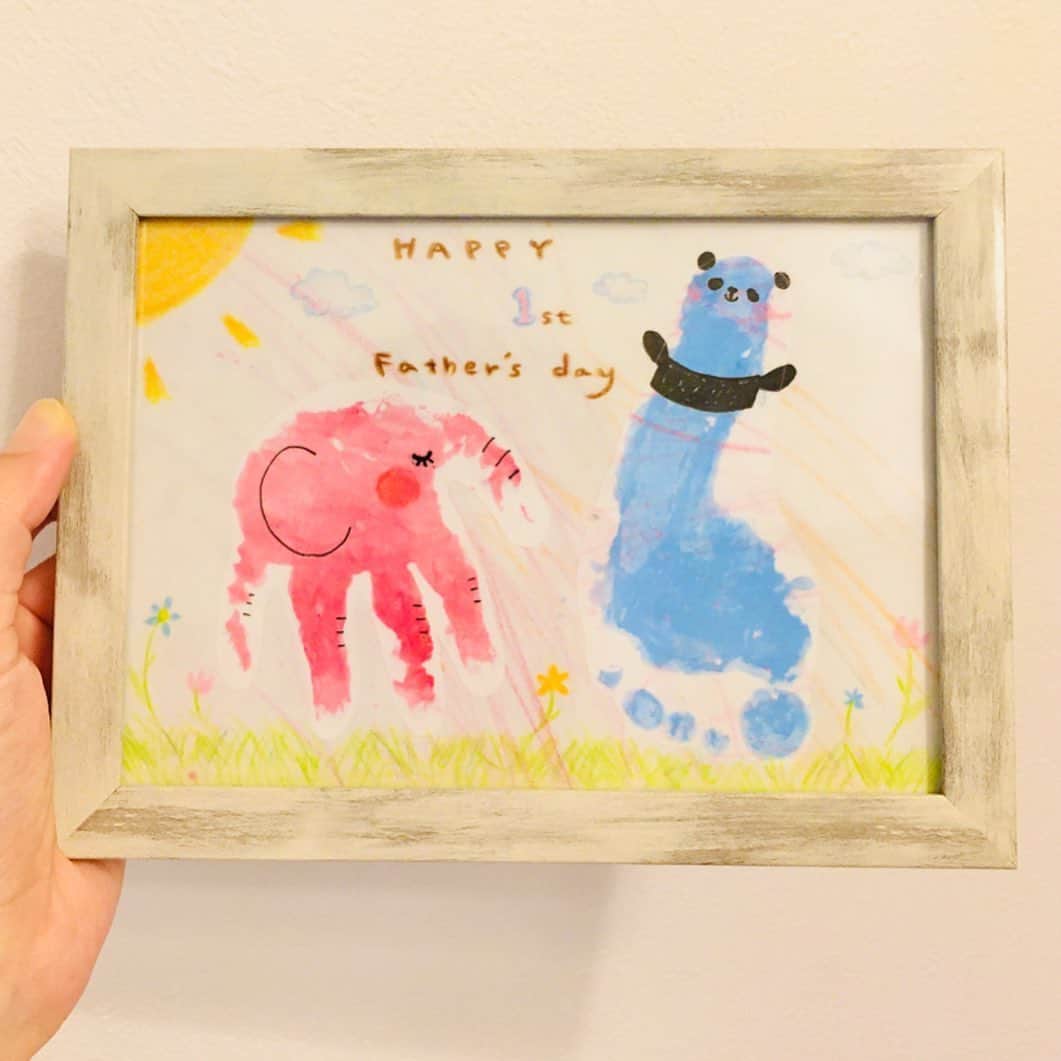 小林千鶴のインスタグラム：「Happy Father's day! 主人にとって娘と迎えるはじめての父の日。  先日、娘が生まれてはじめて描いた愛らしい線を背景に、手と足形アートを添えてプレゼント。 今しかない時間を大切に、夫婦力合わせて子育て楽しみます。 いつも、ありがとう！  #はじめての父の日」