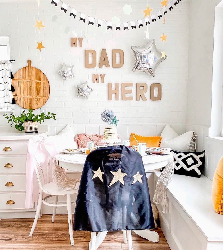のインスタグラム：「To our best friends, our dads, our superheroes – Happy Father’s Day! ♥️ (📸: @lifesfrostings)」