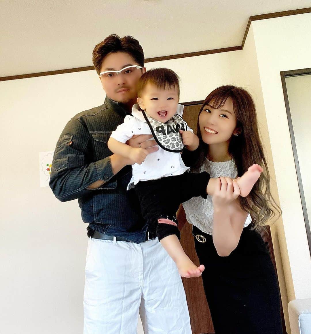 Momoeのインスタグラム：「. . 我が家の父ちゃん❤️ . 家の中で昔の職場で使ってた 空調服着て涼み始める🎐 ↓ この写真撮った後に なんかズボンしわくちゃだねってなり 私が張り切ってアイロンし始める。 ↓ アイロンの水溢してビシャビシャ。 ↓ ももに頼むんじゃなかったと言われる。 ↓ みよにトップスよだれで汚される。 ↓ 俺今日なに着てもダメな日だと落ち込む。 . そんな父の日🤣💘 . 今月は20連勤以上頑張ってくれて 久しぶりのお休みだった今日😌✨ . そんなに休みなく働いてるのに 弱音を吐かないパパ。 凄いなぁと尊敬する。 私20連勤もしてたら死んでる☠️ . 会う人会う人太ったねって言われるって 落ち込んでたよ、言ったみんな😒❗️ 私の旦那様いじめないでくれない？😒笑 . 私はしゅったんが200キロになったって 大好きだよ🤤💖 だから10キロや20キロ太ったくらいじゃ 残念ながら気にならねえwww （まず私も妊娠前と比べて9キロ増えてるからな） . 喧嘩もするけど 男前で頼りになるしゅったんと 結婚できて幸せだよ😌💓 いつもありがとう💓 . . #去年のみよからの父の日プレゼントはビールサーバー #今年はクレヨンしんちゃんのTシャツ #実はわっちとなみさんから貰った冷風機と一緒に写ってる写真で着てる #気付いた人いなかったでしょ？笑  #happy #家事 #育児 #family #家族 #boy #smile #男の子 #息子 #code #love #lucky #kids #子供 #thankyou #宝物 #ベビー #fashion #follow #fathersday #父の日 #パパ #ママ #家族写真 #子育て #1歳」