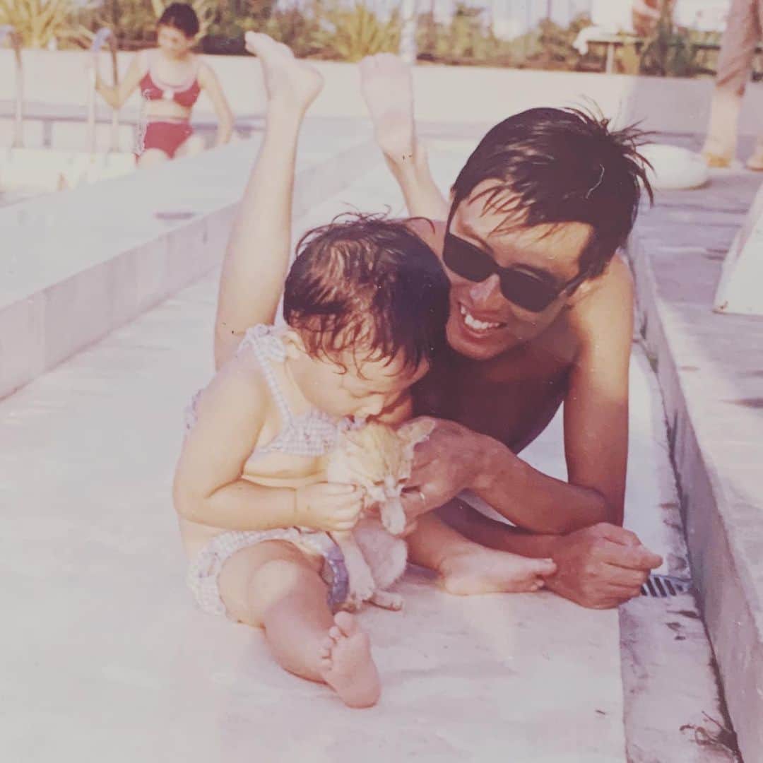 のインスタグラム：「父の日でしたね。 現在88歳の父との写真でお気に入りはコレ。😊 私が2-3歳くらいなんでしょうから、まだ30代の父ですよね。 こんな小さい娘が53歳なんですから。 ありがとうございます。😊 #父の日 #若かりし父」
