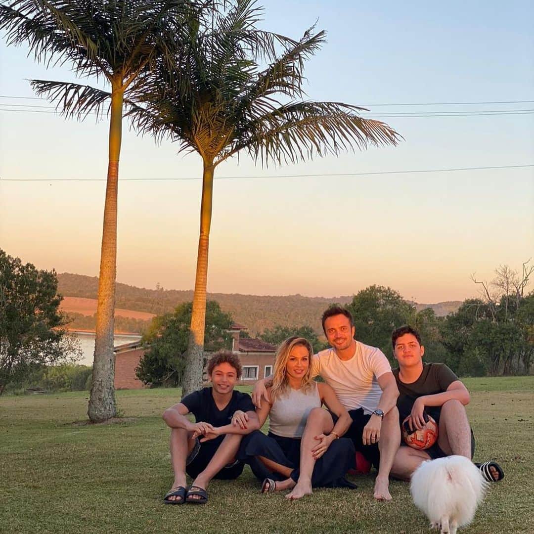 アレッサンドロ・ローザ・ヴィエイラのインスタグラム：「Um dia lindo e com muito amor! @enzofariafontaoo @lilifariav @luigi12mendes @guccireizinho12 - Faltou @enzo12mendes e @cairofariaa ❤️」