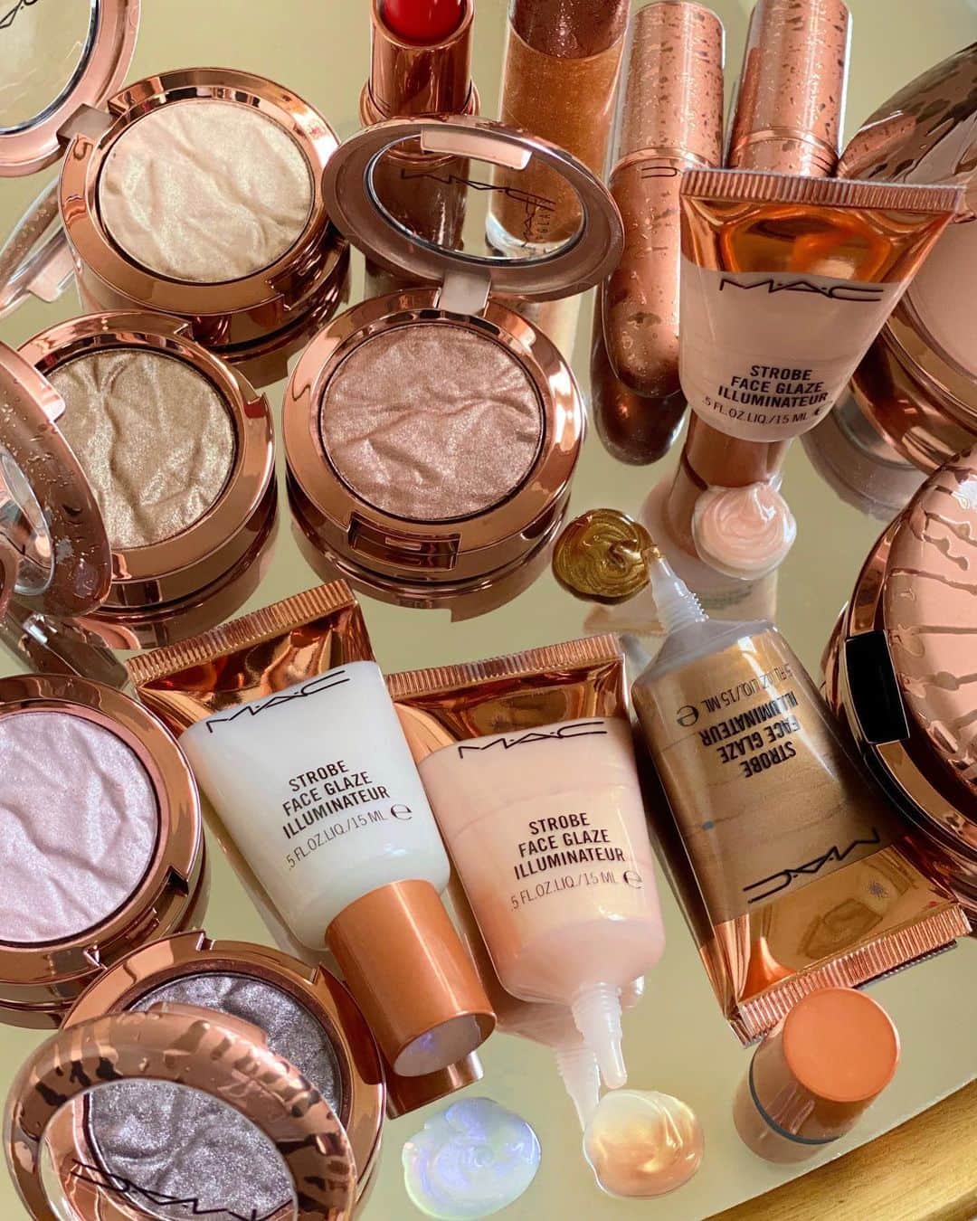 M∙A∙C Cosmetics Japanのインスタグラム：「今年の #MACブロンジング コレクションは、夏らしい色合いが魅力的なアイ・リップ・フェイス・ボディと豊富にラインナップ✨ ㅤ 「ストロボ フェイス グレイズ」は肌に塗れたようなしっとりとした美しい輝きを与えてくれるフェイスカラー🌟使い方は2枚目をチェック👉 ㅤ ㅤ ■ストロボ フェイス グレイズ (限定4色) 税込¥4,950 ㅤ ※公式オンラインショップで品切れしている製品も、全国のM∙A∙Cカウンターに在庫がある場合がございます。お近くのM∙A∙Cカウンターにお問い合わせ下さい。 ㅤ 【公式オンラインショップ限定特典】 ☑︎6月25日(木) 23:59まで全品送料無料！ ☑︎初回ご購入のお客様へ10% OFFクーポンをプレゼント （クーポンコードwelcome） ㅤ Regram from @mac_matsuya.ginza  #MACBronzing#MACCosmeticsJapan#MACCosmetics#MAC#MACコスメ#MACリップ#メイク好き#デパコス#新作コスメ#春メイク#血色感#血色メイク#抜け感メイク#抜け感#コスメ記録#コスメマニア#メイクプロセス#リップ好き#マックコスメ#限定コスメ#ヘルシーメイク#日焼けメイク#夏メイク#ハイライト#キラキラメイク#メイク動画」
