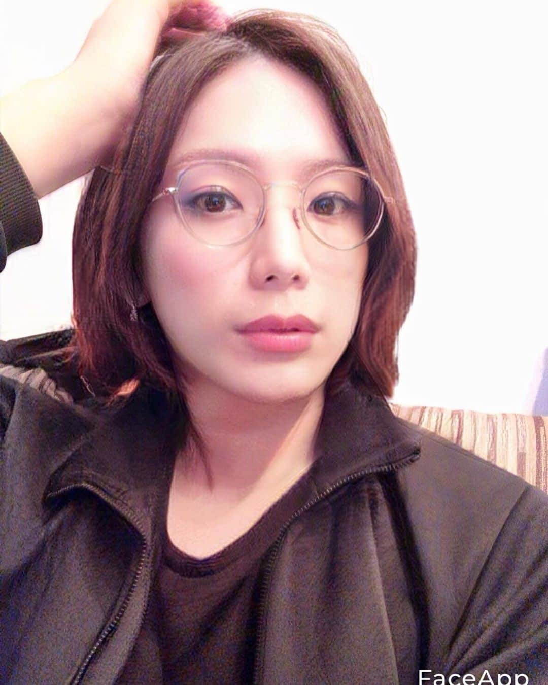 久保田秀敏のインスタグラム：「最近流行ってると噂の加工アプリ。 昔の適当な写真を使ってチャレンジ。  女になってみたけど 誰ですか😂  #faceapp  #faceappchallenge  #faceapp😂」