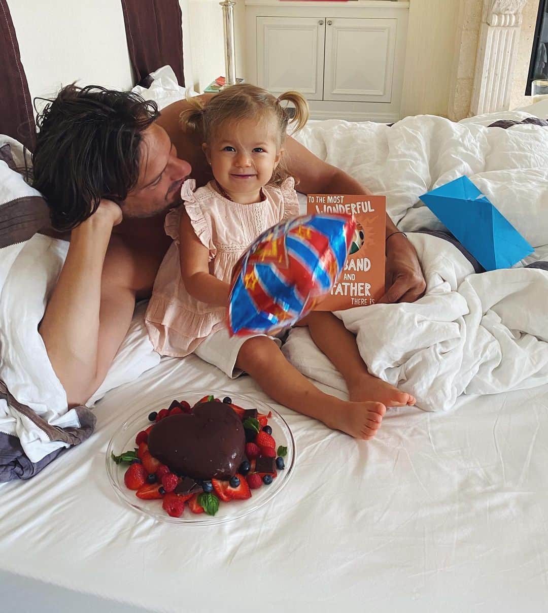 ヴィタ・シドルキナのインスタグラム：「Happy Father’s Day to my amazing husband @valeriomorabito ❤️ thank you for being so dedicated to our family and for loving us the way you do😘 Allegra is so lucky to have you🥰 And of course Happy Father’s Day to my dad! @dima88sidorkin ! Thank you for always making me feel special! And for never stoping believing in me❤️ #happyfathersday  #lucky」
