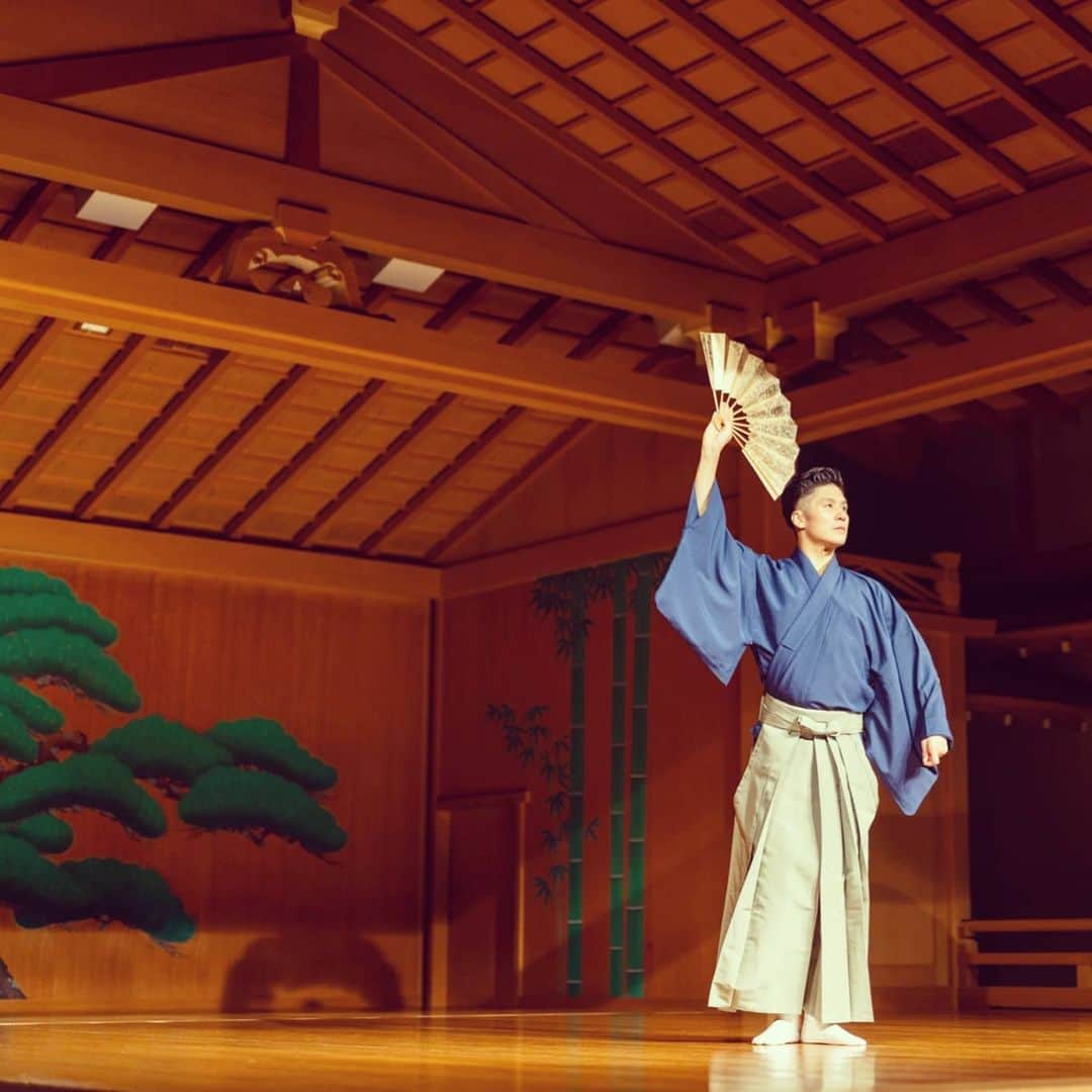 梅川壱ノ介（舞踊家）のインスタグラム：「𝗧𝗿𝗮𝗶𝗻𝗶𝗻𝗴 ￣￣￣￣￣￣￣￣￣￣￣￣￣￣￣￣￣￣￣￣￣ 鍛錬すること、 何度も繰り返し、同じ振りをお稽古する程、その動き、手足腰の使い、音楽、作品の物語、背景が紐解かれ、自分の踊りへと変わっていく  #梅川壱ノ介  #日本舞踊 #舞踊家 #鍛錬する」