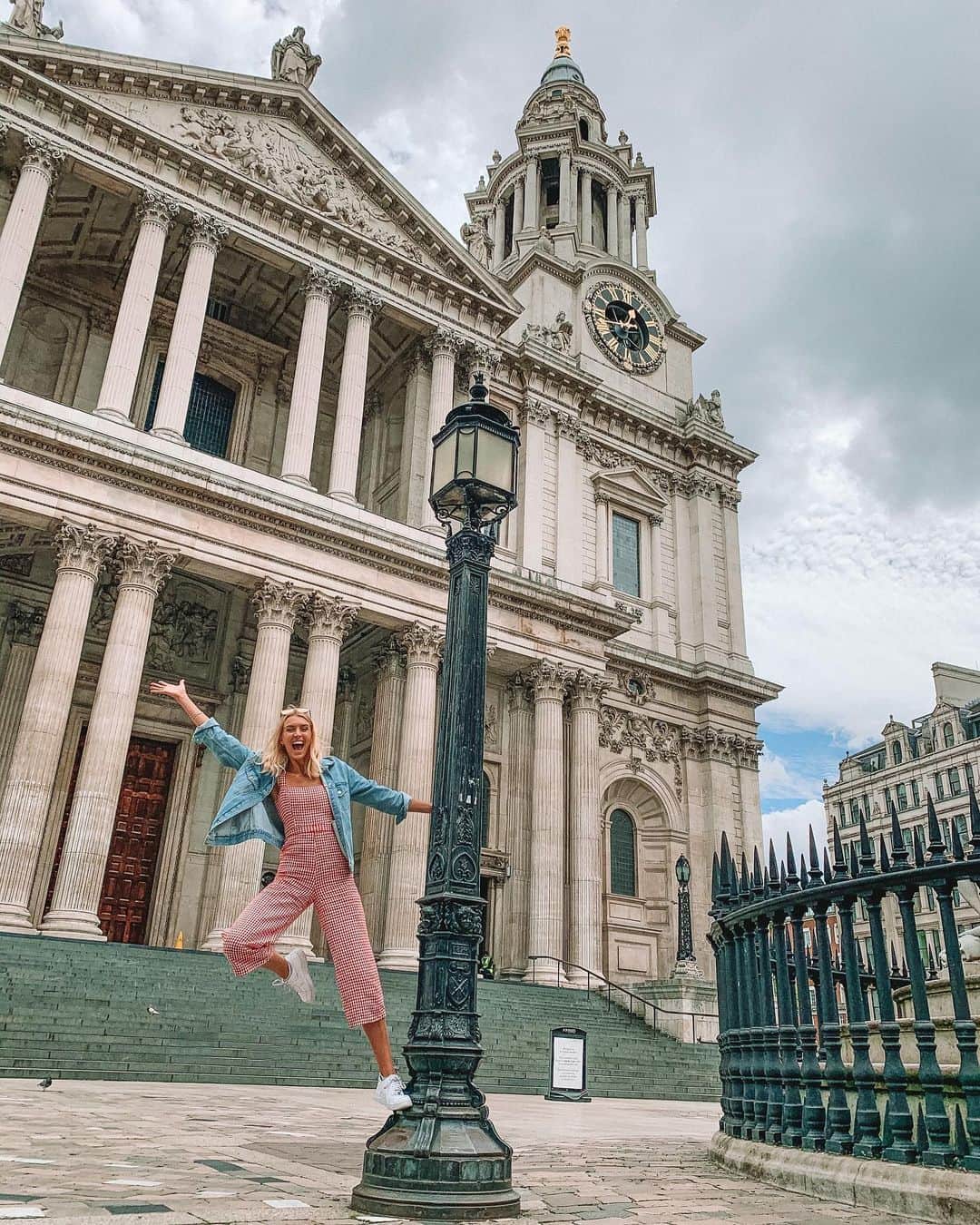 Zanna Van Dijkさんのインスタグラム写真 - (Zanna Van DijkInstagram)「Being a tourist in my own city 🌇 As Ant and I enter the world of house hunting, we are slowly starting to realise that this might just be our last few months living in London. So today I spent my Sunday cycling through the centre with @naomilbailey, consciously trying to absorb every last drop of this beautiful place I’ve called home for the past 5 years 🥰❤️ #homesweethome #london #londonlife #londonlockdown #lockdownlondon #borisbikes #exploremore #visitlondon #londoner #londonblogger #londontravel」6月21日 23時41分 - zannavandijk