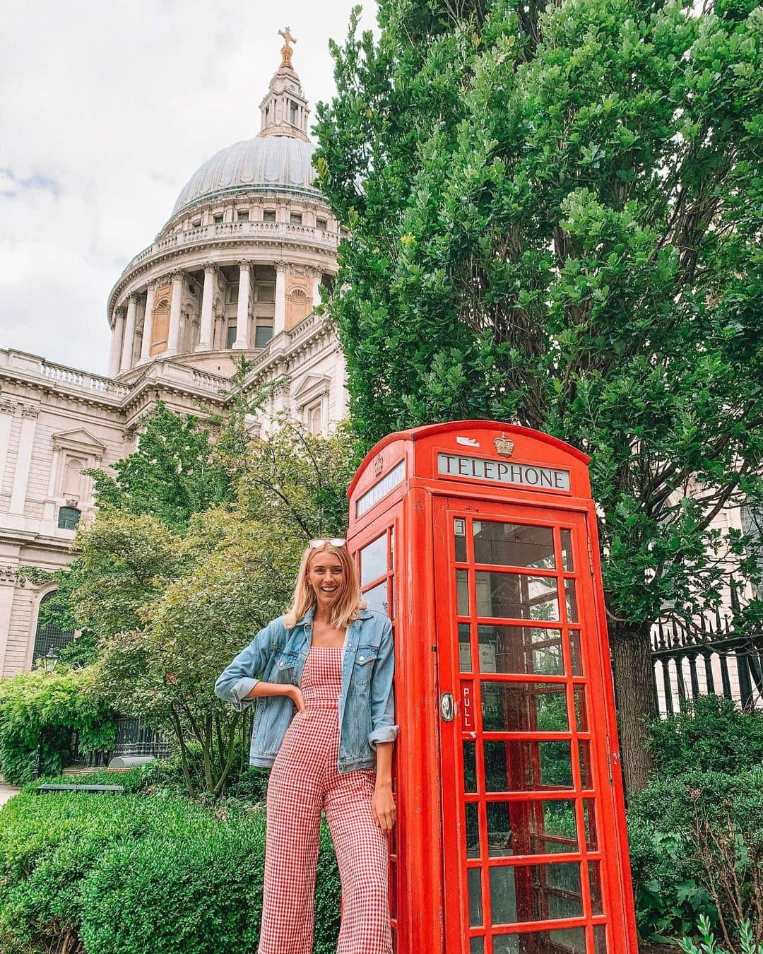 Zanna Van Dijkさんのインスタグラム写真 - (Zanna Van DijkInstagram)「Being a tourist in my own city 🌇 As Ant and I enter the world of house hunting, we are slowly starting to realise that this might just be our last few months living in London. So today I spent my Sunday cycling through the centre with @naomilbailey, consciously trying to absorb every last drop of this beautiful place I’ve called home for the past 5 years 🥰❤️ #homesweethome #london #londonlife #londonlockdown #lockdownlondon #borisbikes #exploremore #visitlondon #londoner #londonblogger #londontravel」6月21日 23時41分 - zannavandijk