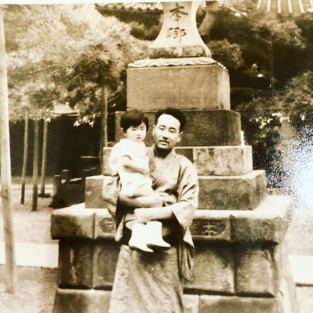 佐伯紅緒さんのインスタグラム写真 - (佐伯紅緒Instagram)「父の日なので、父と私。 場所は柴又帝釈天。 私は1歳半くらいでしょうか。 お父さん、そちらはいかがですか。 今日は夏至だの日蝕だのが重なり、忙しい1日でしたよ。 あなたの娘はいろんな人に助けられてどうにか元気でやってます。  #父の日　#一粒万倍日　#天赦日　#夏至　#日蝕」6月21日 23時51分 - beniosaeki