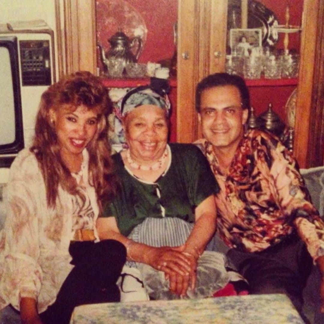 イマン・ハマンさんのインスタグラム写真 - (イマン・ハマンInstagram)「This picture makes me so happy 🤎Mama, Oma, Papa in Casablanca .... they have taught me so much, but one of the most important lessons was love. Loving yourself and having the confidence to go out in the world and pursue your dreams... and loving others and all of our differences that make us individuals. Happy Father’s Day 🤎🤎」6月21日 23時44分 - imaanhammam