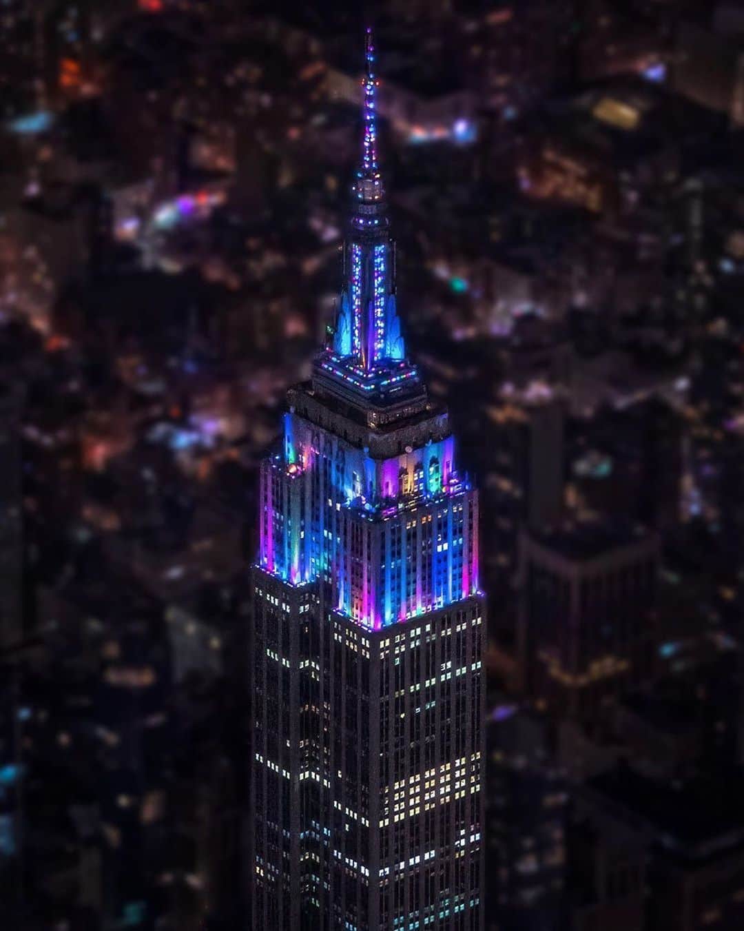 Empire State Buildingさんのインスタグラム写真 - (Empire State BuildingInstagram)「Big building, bigger dreams ✨ ⠀⠀⠀⠀⠀⠀⠀⠀⠀ 📷: @craigsbeds #EmpireStateBuilding」6月21日 23時46分 - empirestatebldg
