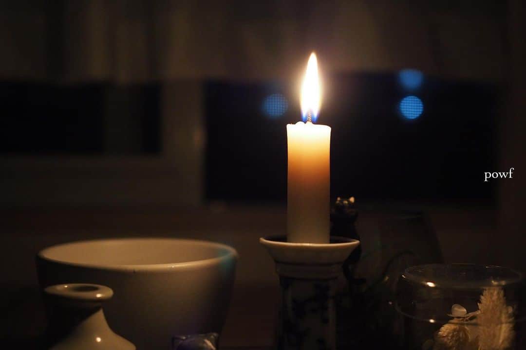 anemone_69のインスタグラム：「. 使う電気を できるだけ減らしたい…と、 鍋でご飯を炊くようになって もう８年だーーー . 最近はテレビもほとんど見ず、 ラジオばかり聞いてるよ。 . . . #夏至 #キャンドルナイト #でんきを消してスローな夜を . . .」