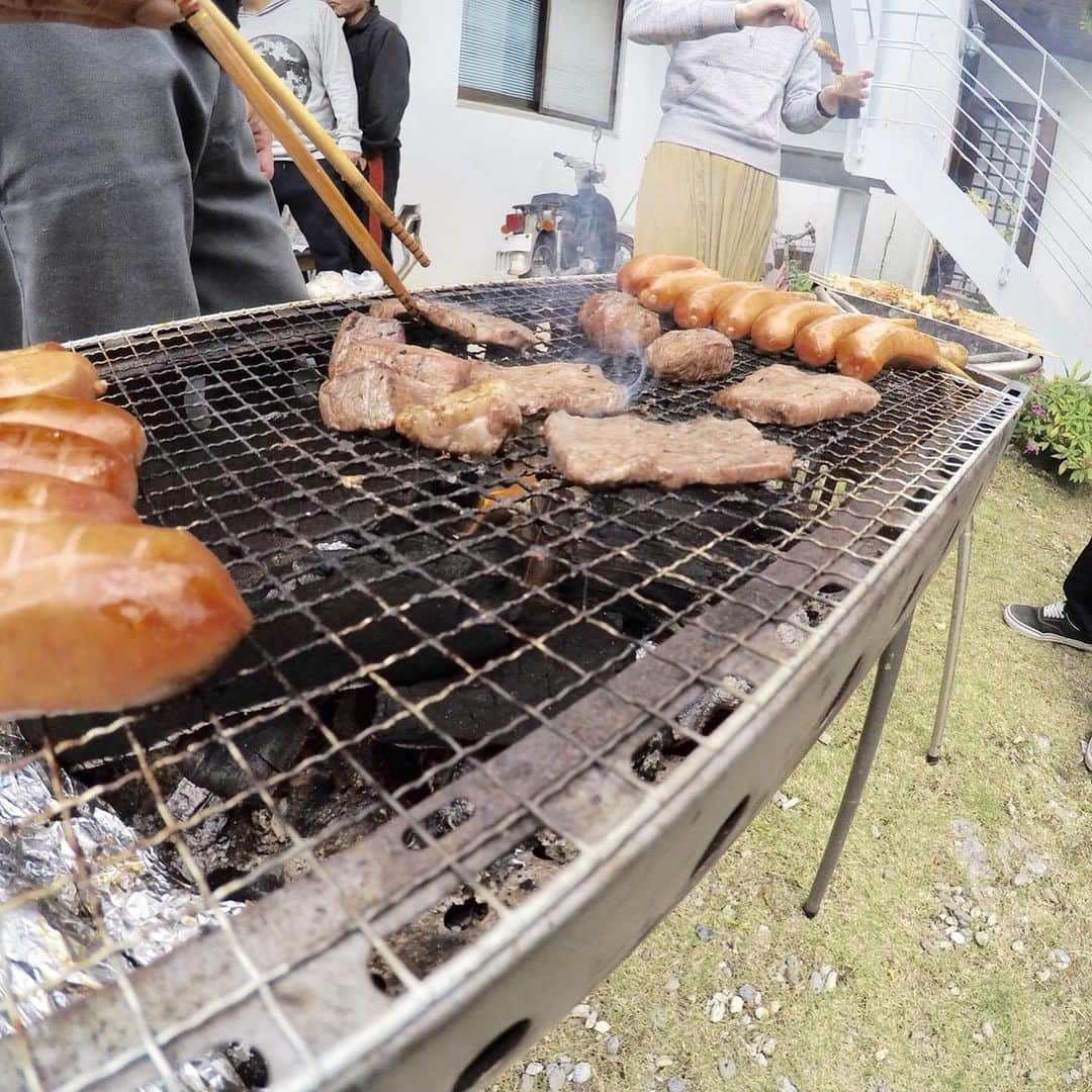 東里梨生さんのインスタグラム写真 - (東里梨生Instagram)「私がヘの字口になるのは 完全に父の遺伝だな。  FMヨコハマ かりゆし☆らんど 聴いてくださった皆様ありがとうございました‼️ ラジオでも少し触れましたが 私の父は 卓球で国体に出たことがあります。 なので私も小さい頃から 毎日毎日、家の二階で卓球を「やらされて」いました笑  友達が家に遊びに来ても 時間が来ると、友達そっちのけでひたすら父と卓球。  夕食を食べ終わって今度は 八重山卓球連盟の練習場へ行って大人たちと卓球。  いやー苦痛でした😂  私にもっとやる気があれば 強くなったのかもなぁ😅 試合中も背後からしょっちゅう怒鳴ってくるので 泣きながら試合してた記憶があります。 なので、私、 #八重山の愛ちゃん と呼ばれたことがありました😂  ま、それも今となっては笑える思い出😌  父は今も 島のオジーオバーに卓球教えてます。 ヨボヨボになるまで それは続けてほしいな笑 その為にどうが元気で健康でいてください。  ちなみにその 私を苦しめた家の卓球台は 今は実家の倉庫にありますが 、 たまーーに庭でバーベキューする時なんかに みんなで卓球大会したりします。笑 その時の父は 楽しそうだったなぁ。 またみんなでやりましょう👍 （私はもう全然できない）  #父の日 #卓球オヤジ #動画は #父と弟の対決」6月21日 23時49分 - aizatorio_yanawaraba