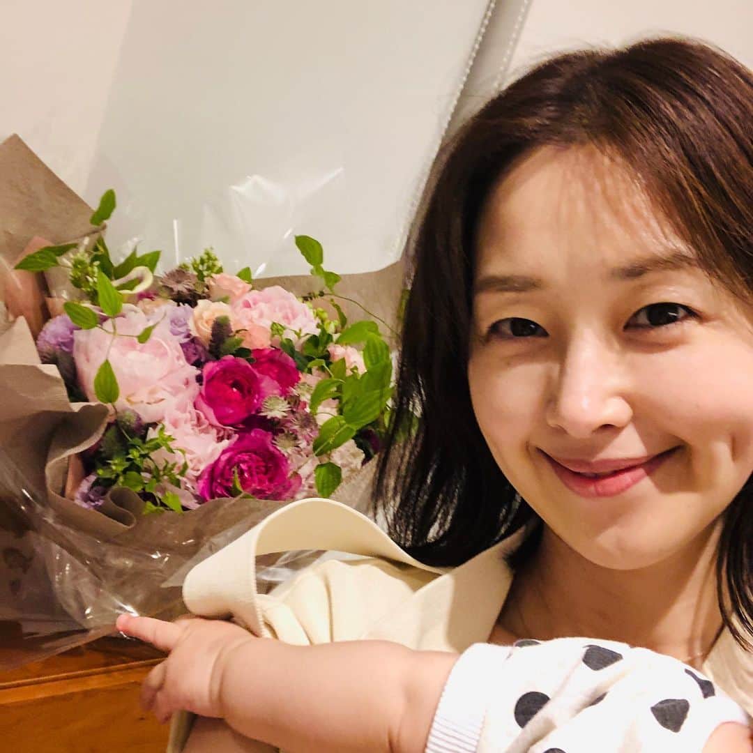 笛木優子のインスタグラム：「みなさんメッセージありがとうございます🥰 いろいろな意味で忘れられない年になりそうです。 これからも感謝の気持ちを忘れず生きて行きたいと思います。 想像もしていなかった大変な世の中ですが、あとでこんな時もあったね〜と言える日が来ると信じて今の時期を乗り越えたいです。みなさんのいろいろなことが上手く行きますように。」