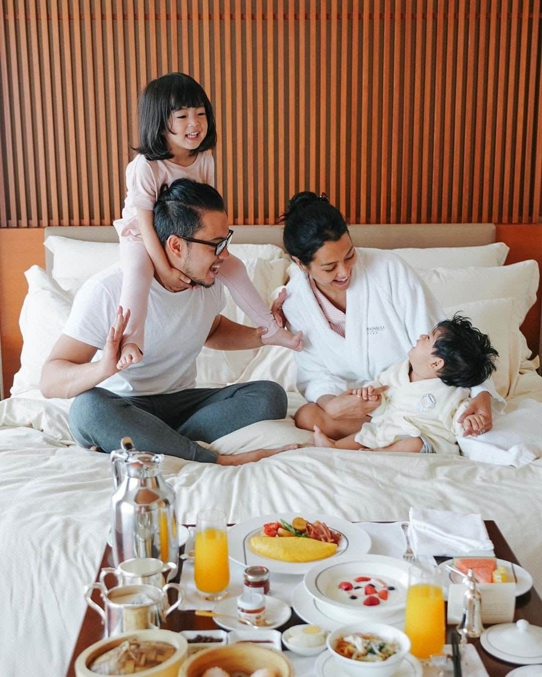 The Peninsula Hotelsさんのインスタグラム写真 - (The Peninsula HotelsInstagram)「Here’s to the dads! Happy #FathersDay from all of us at The @PeninsulaHotels. #penfamilies 📷 by @vanessamatsunaga at @thepeninsulatokyo. #penmoments⁣ ⁣ ⁣ ⁣ ⁣ ⁣ #peninsulahotels #luxuryhotelexperience #luxuryexperience #hotellifestyle #fivestarservice #fivestarhotels #fivestarhotel #peninsulastay #peninsulahotelroom #beautifulhotelrooms #beautifulsuites」6月22日 0時00分 - peninsulahotels