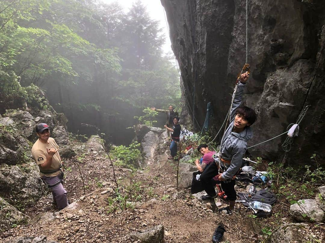 平山ユージさんのインスタグラム写真 - (平山ユージInstagram)「皆んな輝いてた✨✨✨ そして、岩もルートも再び輝き始めた。雨の中だけどリボルト作業を敢行💪💪 ラインの美しさが輪郭を表し、岩に魂が宿る⚡️そして整備に僕らクライマーの思いも、喜びも染み込んで行くようです✨  地元の岩場を皆んなで大切にし、守り、整備する。  楽しいしいですね〜🌈🌈 Everyone was shining at cliff✨ Also the lines and rock as well✨it was rain but we kept rebolting all day long💪 I can see that soul is back of the rock little by little at this old crag. And lines become more clear. And same time I feel like to Imbued with thoughts, our joy and expectations into the rock⚡️⚡️ Protect,to maintain and take care of our local area. It feels so great🌈🌈 @oganoclimbing  @shinnikan  @masa10477  @sachiamma  @maechan82kgclimber  @takaoshibata  @satopoppo1124  #oganoic #小鹿野クライミング委員会 #二子山 #小鹿野町観光大使　#地元の岩場 #driveless #climbmore #sleepmore」6月21日 23時55分 - yuji_hirayama_stonerider