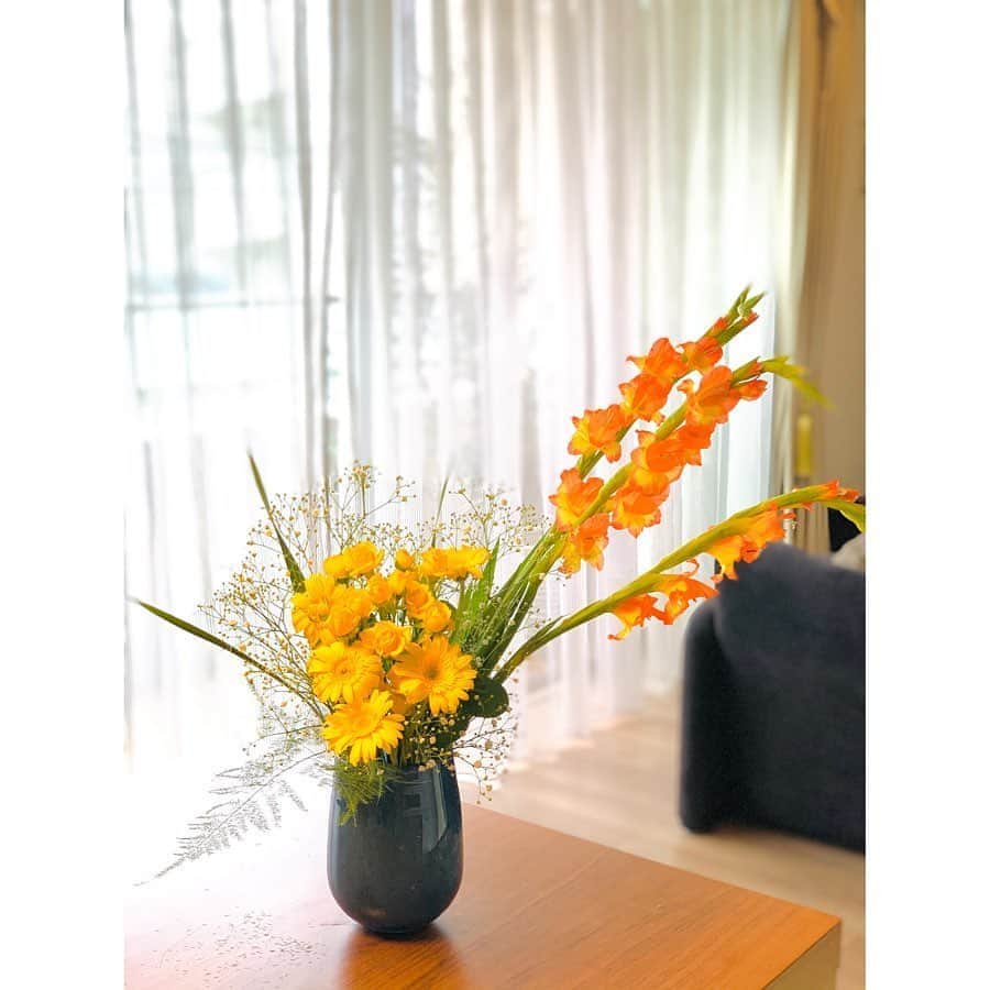 坂田陽子さんのインスタグラム写真 - (坂田陽子Instagram)「#いけばなチャレンジ ・ このブルーの花瓶にはどうしても 鮮やかなイエローを合わせたくなってしまう😆 ・ ガーベラとスプレーバラ、オレンジのグラジオラスにかすみ草で 夏っぽく😆 ・ 近くに寄ると色々アラが目立っちゃう🤣🤣 ・ ・ #おうちで花そう #暮らしに花を #homewithflowers  #dkfn #clayplus」6月21日 23時56分 - yokosakata
