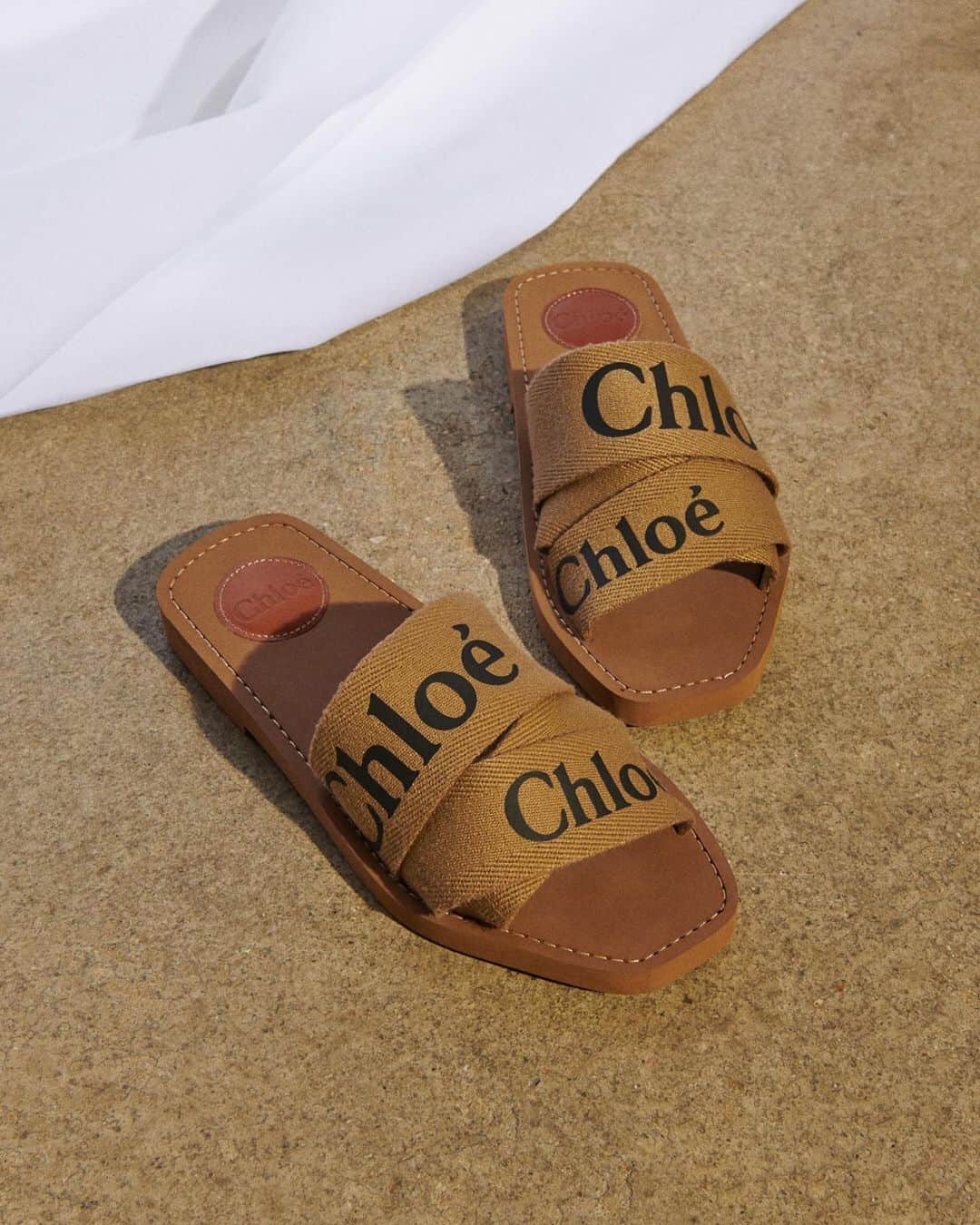 Chloéさんのインスタグラム写真 - (ChloéInstagram)「Must-have Woody sandals signal the start of summer. Where will you wear yours?  Available now in boutiques and on chloe.com  #CHLOE」6月22日 0時02分 - chloe