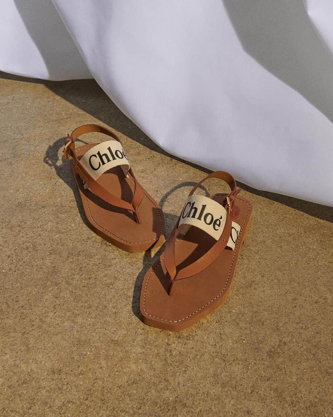 Chloéさんのインスタグラム写真 - (ChloéInstagram)「Must-have Woody sandals signal the start of summer. Where will you wear yours?  Available now in boutiques and on chloe.com  #CHLOE」6月22日 0時02分 - chloe