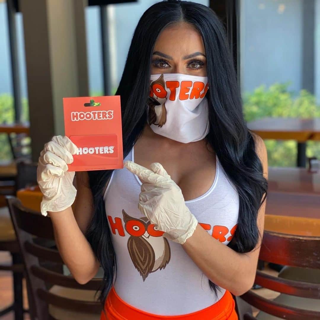 Hootersさんのインスタグラム写真 - (HootersInstagram)「Happy #FathersDay Hooters Dads!  Dine with us today and get $5 dad bucks with any $25 gift card purchase! Now you know what to say when your kids ask you what you want this year. *Offer only valid for in-store gift card purchases. Cannot be combined with other offers.」6月22日 0時03分 - hooters
