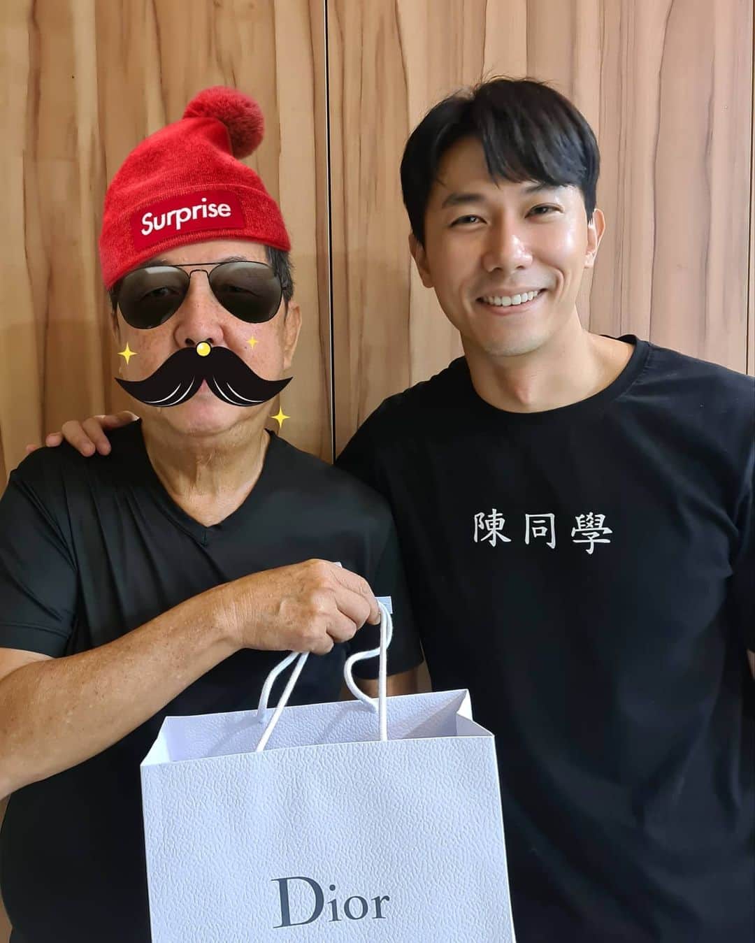 デスモンド・タンのインスタグラム：「The boss of the house is a happy man today! Thumbs-up for my homecooked meal and his present! Happy Father's Day, Pa! 经过两个多月的'"厨艺训练营"，我今天上考场咯! 在父亲节特别给爸爸下厨煮他爱吃的! 虾面和烧肉，把拔都很满意哟! 成功! 希望把拔每天都像今天笑得那么开心，健健康康的! 父亲节快乐!  #happyfathersday」