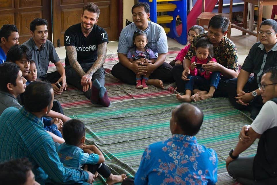 unicefさんのインスタグラム写真 - (unicefInstagram)「Wishing a safe, healthy and happy Father's Day to every dad who is celebrating today. Thank you for making the #EarlyMomentsMatter.⠀ ⠀ ~ Regram from @davidbeckham ~⠀ ⠀ .........................⠀ ⠀ Happy Father’s Day to all the dads and father figures out there. Working with @UNICEF has given me the opportunity to meet dads and their children from all around the world. This has been a challenging time for everyone and we all need to show a lot of love and strength to keep our kids safe and happy. Our normal lives might be on hold but the time we spend together now is giving us the chance to bond and make the #EarlyMomentsMatter. From my family to yours, have a great Father’s Day.」6月22日 0時12分 - unicef
